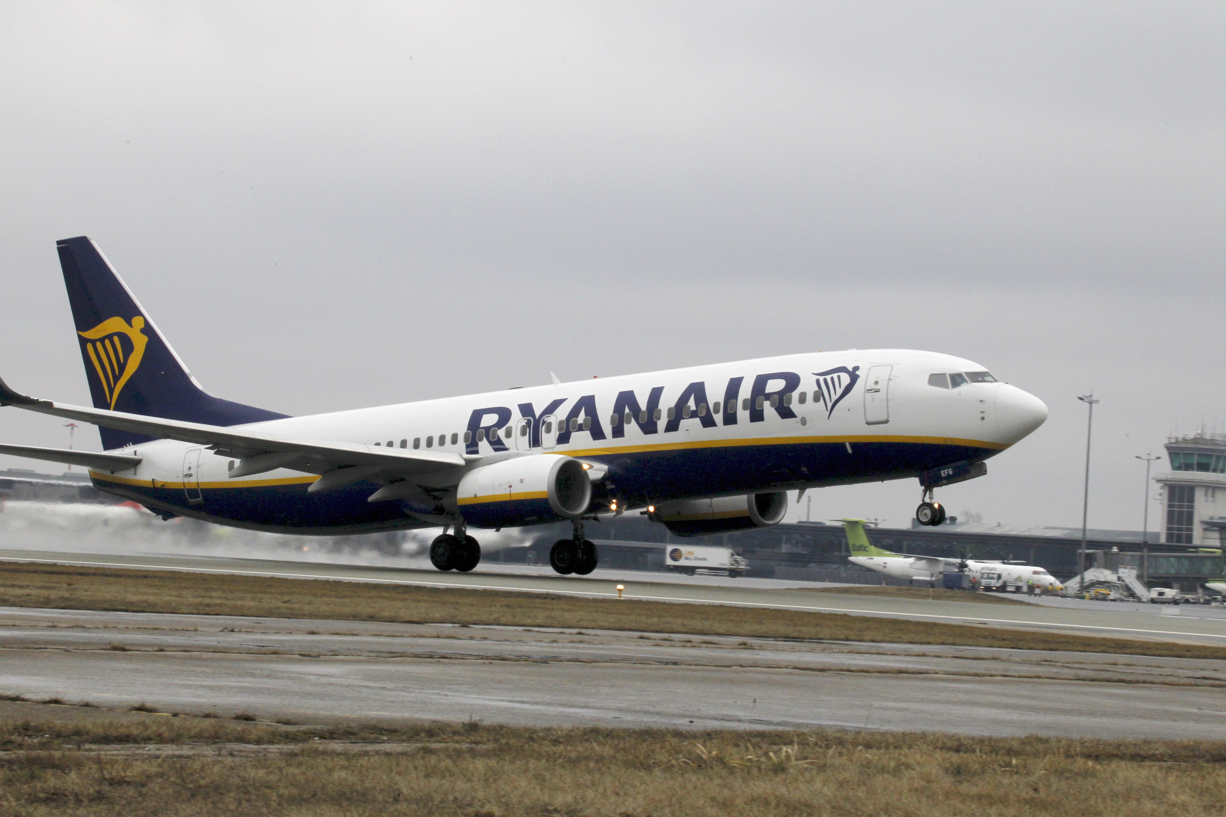 A Ryanair Boeing jet lands at Riga airport in Latvia. Photo: EPA-EFE