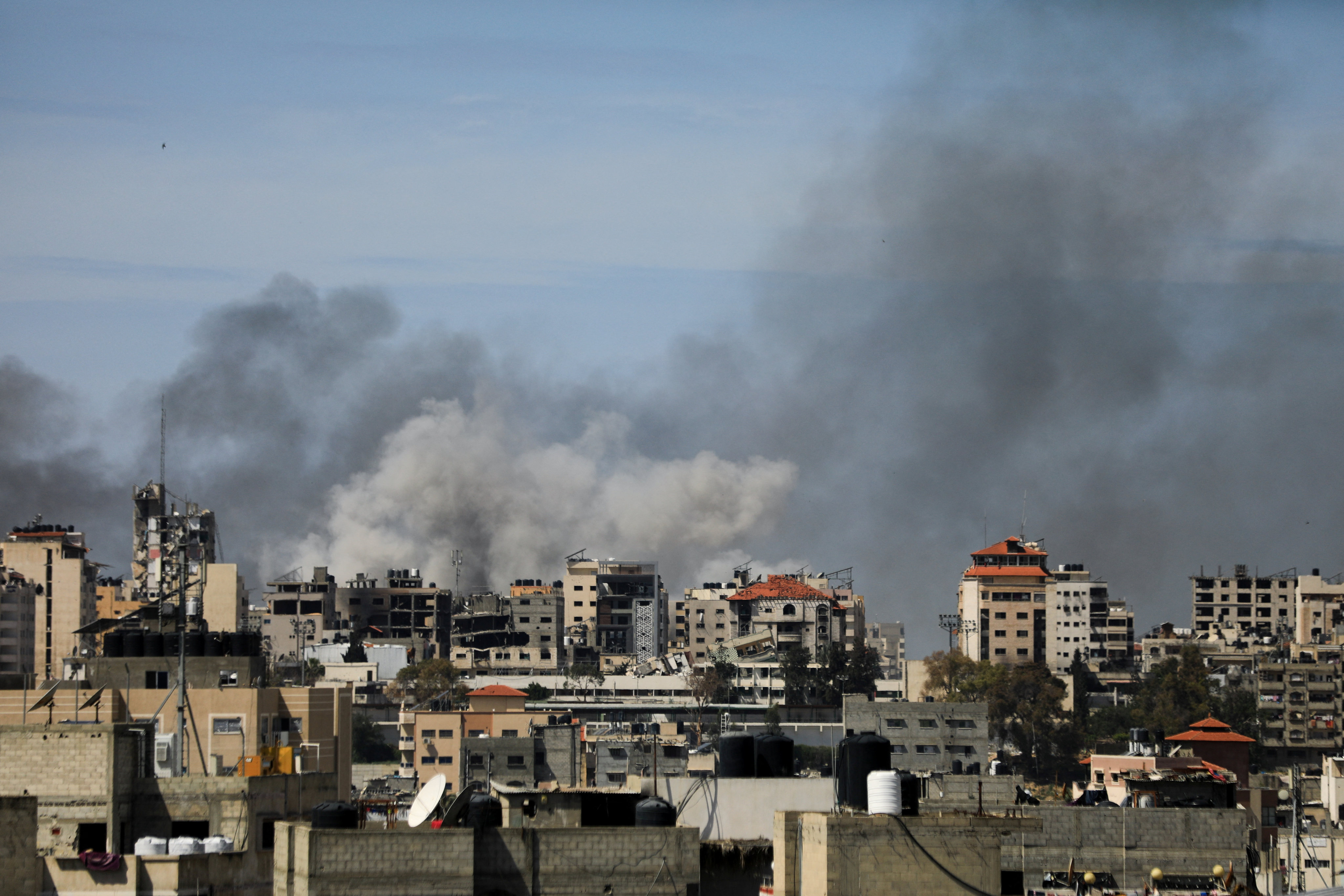 Smoke rises during an Israeli raid at Al Shifa hospital and the area around it in Gaza City on March 21, 2024. Photo: Reuters