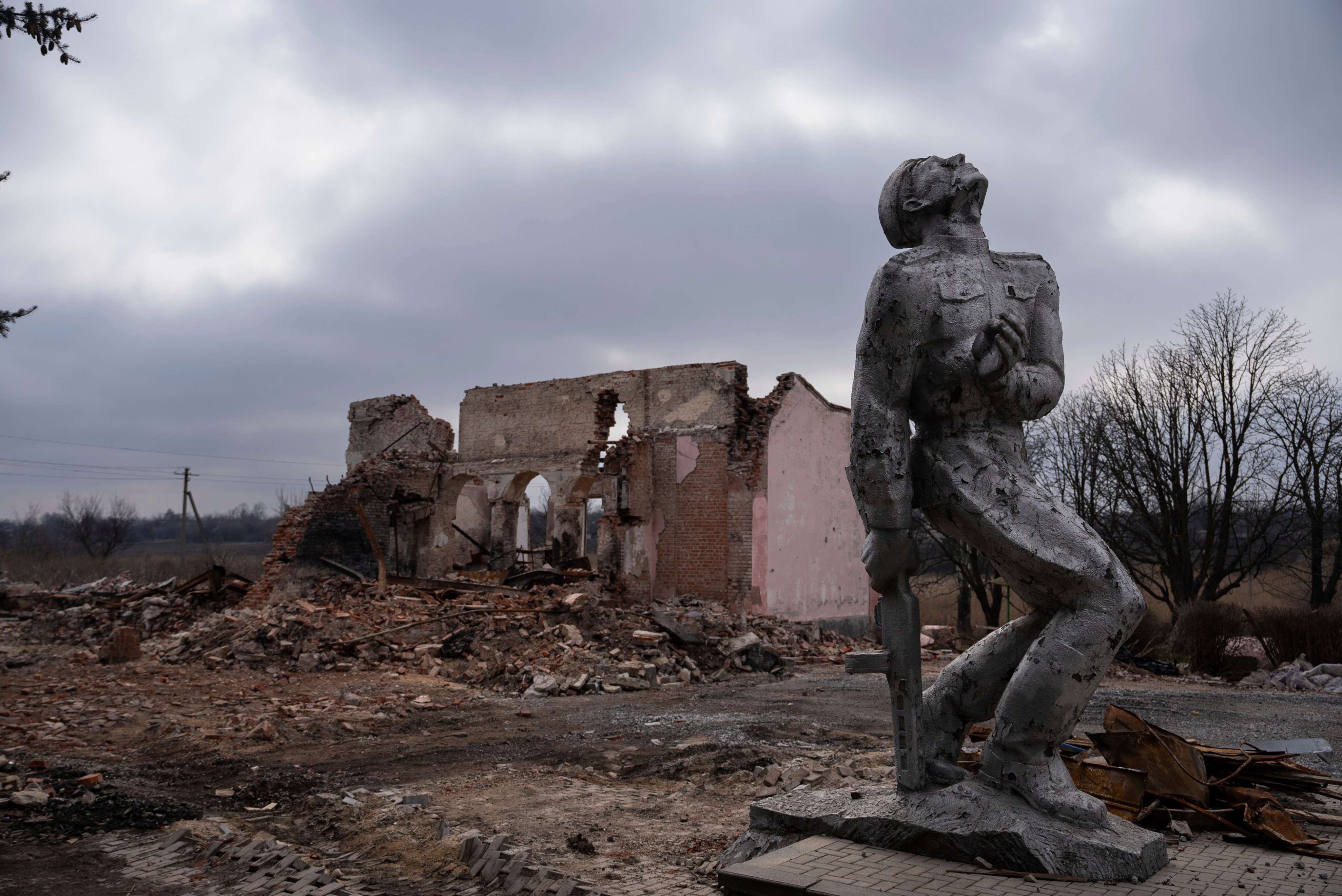 A Soviet-era monument dedicated to the servicemen of World War II stands in front of a destroyed house of culture near Avdiivka, Donetsk region, Ukraine, on Thursday. Photo: AP