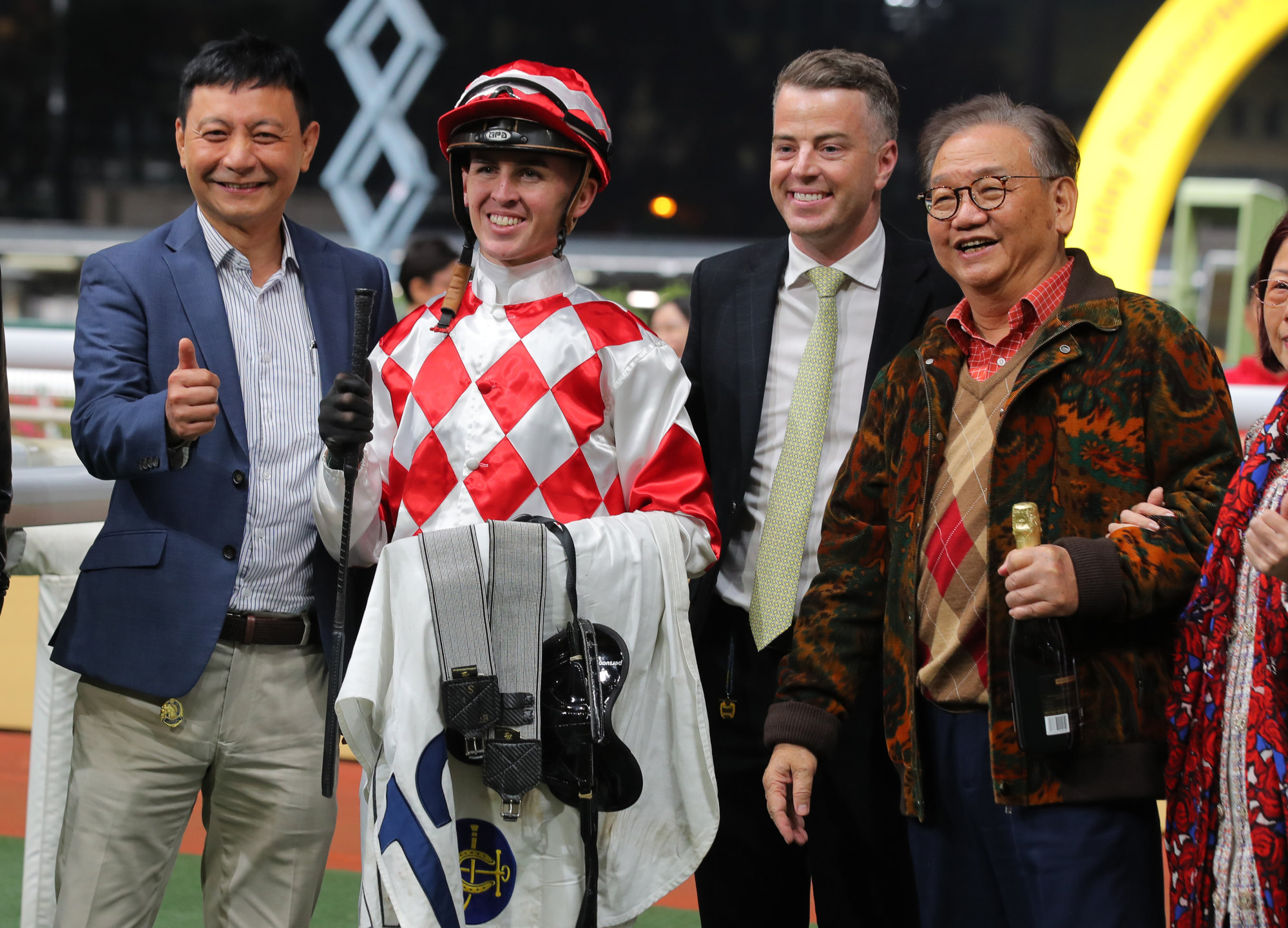 Jockey Ben Thompson, pelatih Jamie Richards, dan koneksi Courier Magic merayakan kemenangan Happy Valley dari kebiri.