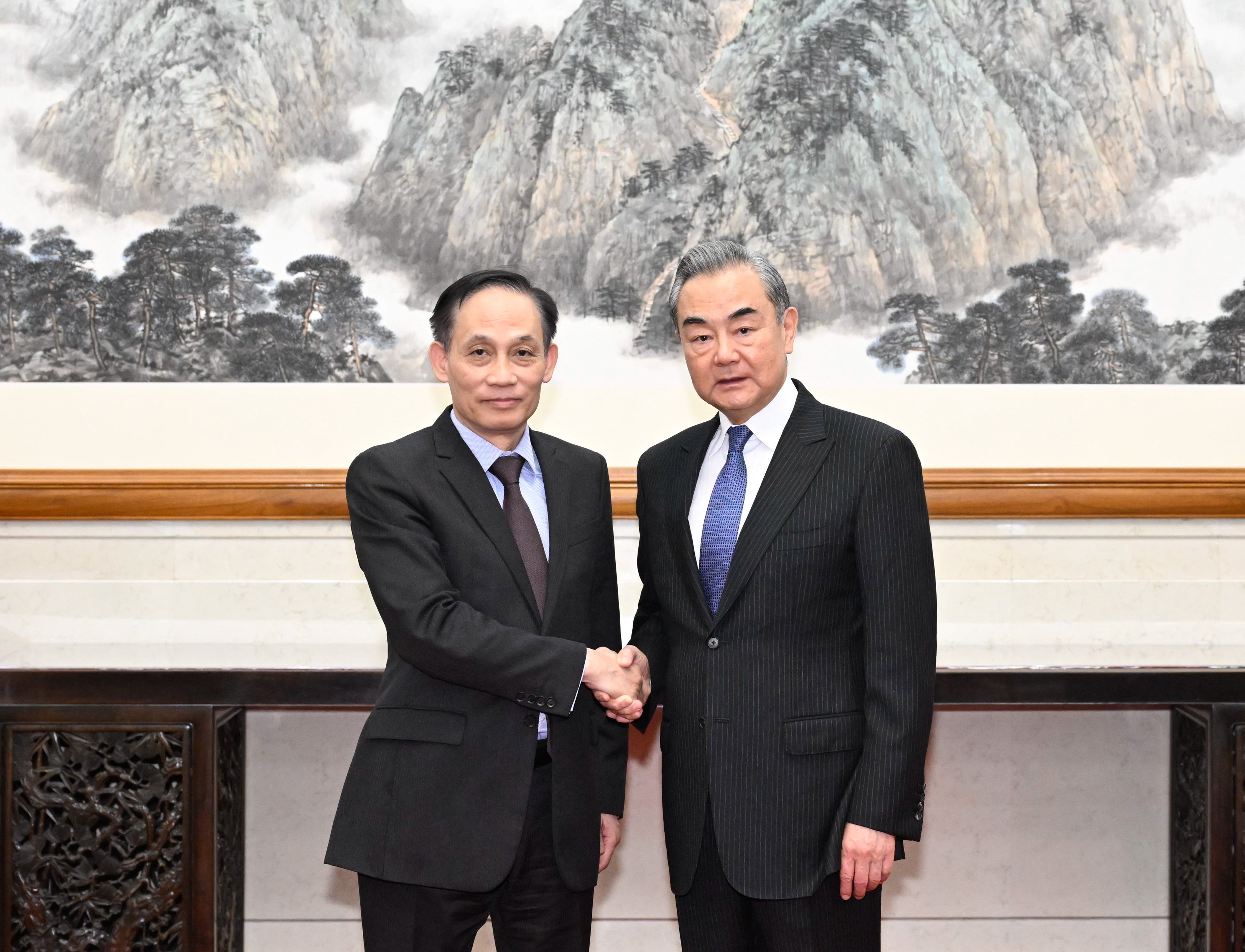 Chinese Foreign Minister Wang Yi pictured with Vietnamese Communist Party diplomatic chief Le Hoai Trung. Photo: Xinhua