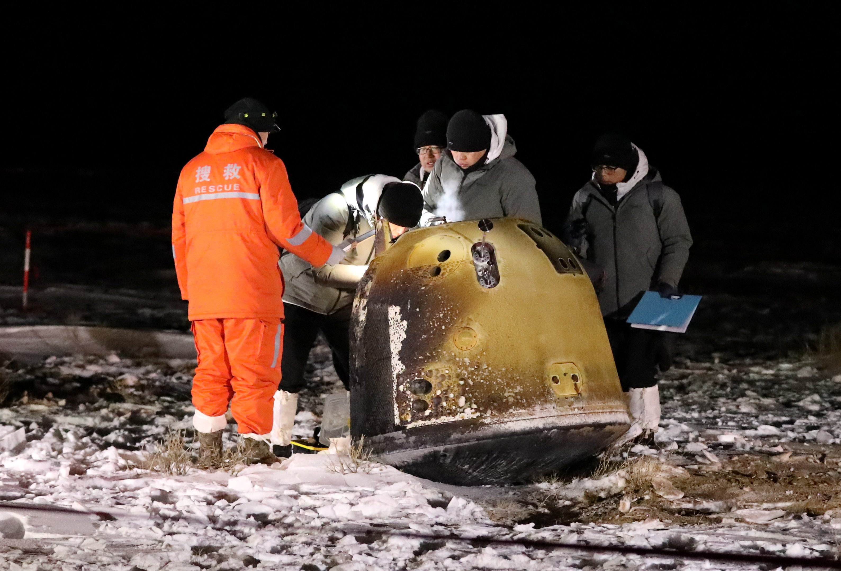 Researchers in Inner Mongolia work next to the landed Chang’e 5 lunar return capsule carrying moon samples in December 2020. Photo: Reuters