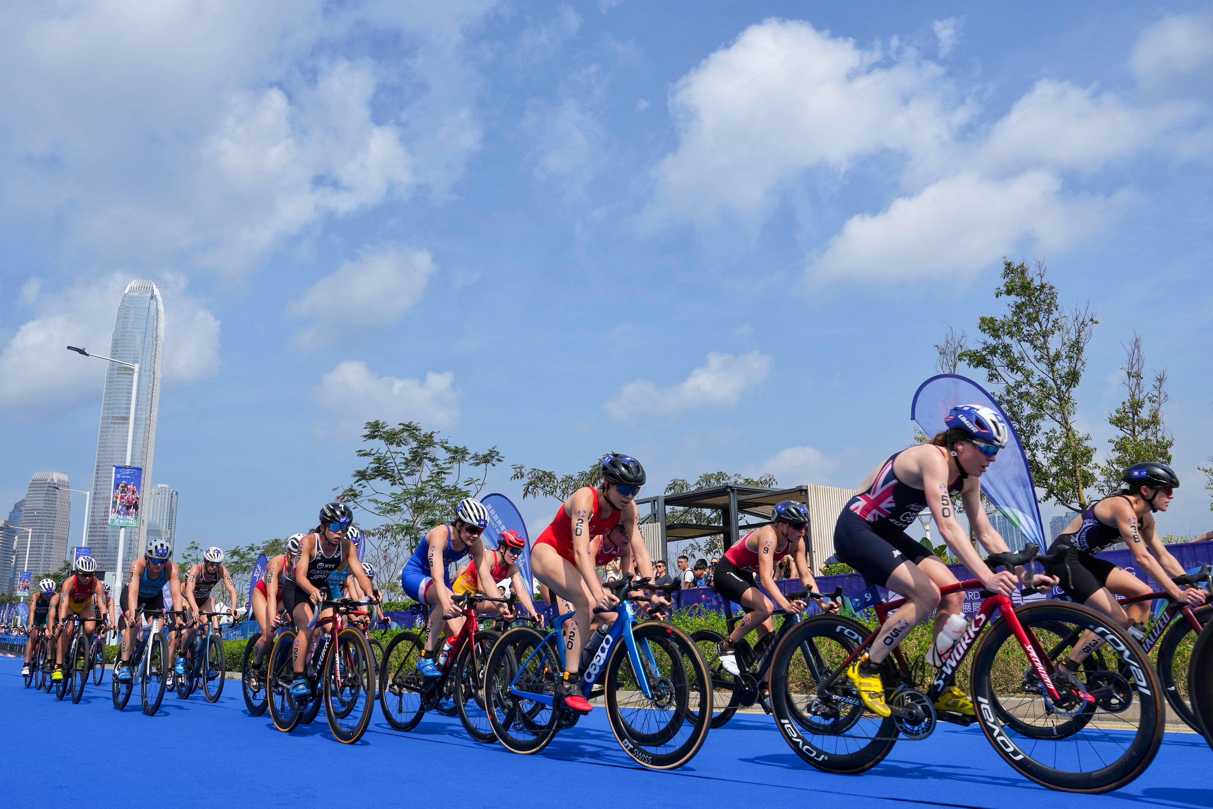 Team GB’s Vicky Holland (right) sits in the middle of the pack during the elite women’s race during the Hong Kong leg of the World Triathlon Cup. Photo: Elson Li