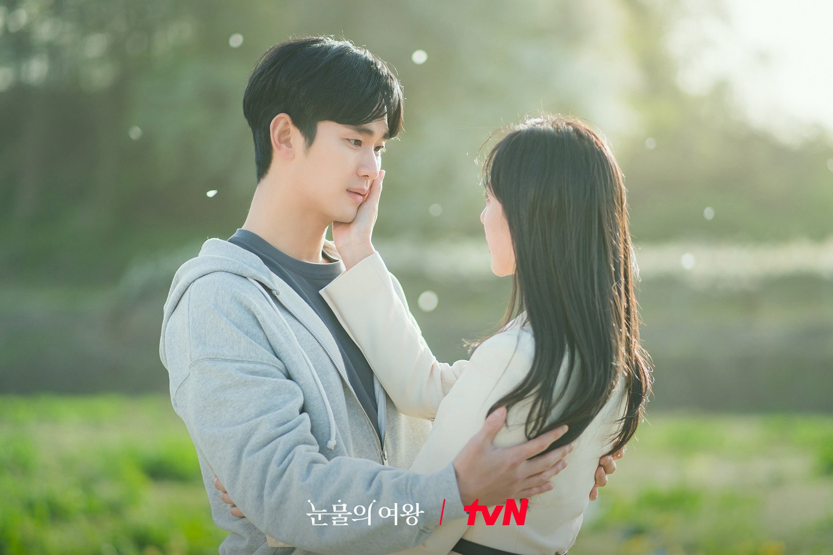 Kim Soo-hyun (left) and Kim Ji-won in a still from Queen of Tears.