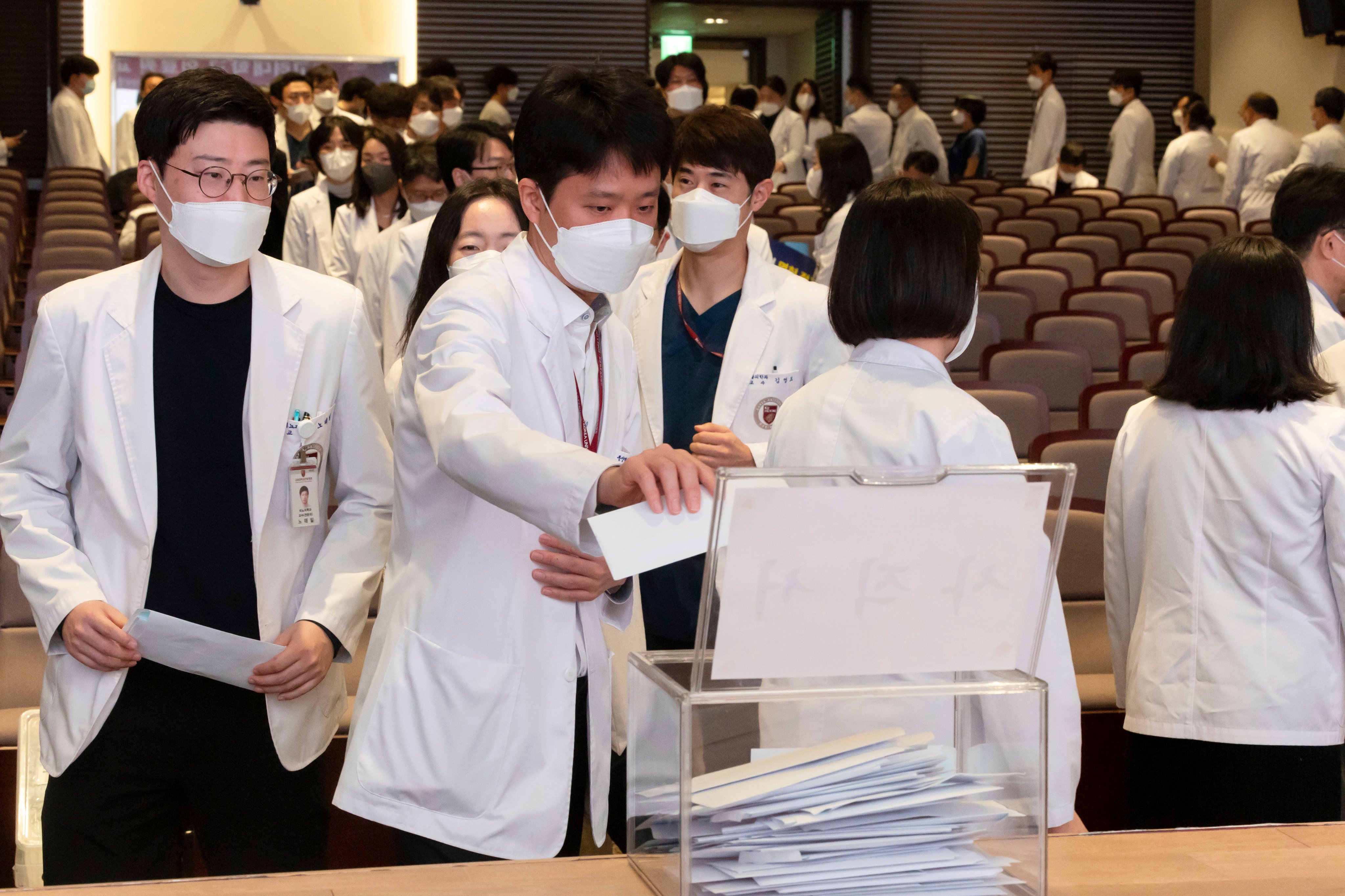 Medical professors queue to submit their resignations during a meeting at Korea University in Seoul, South Korea, on Monday. Photo: AP