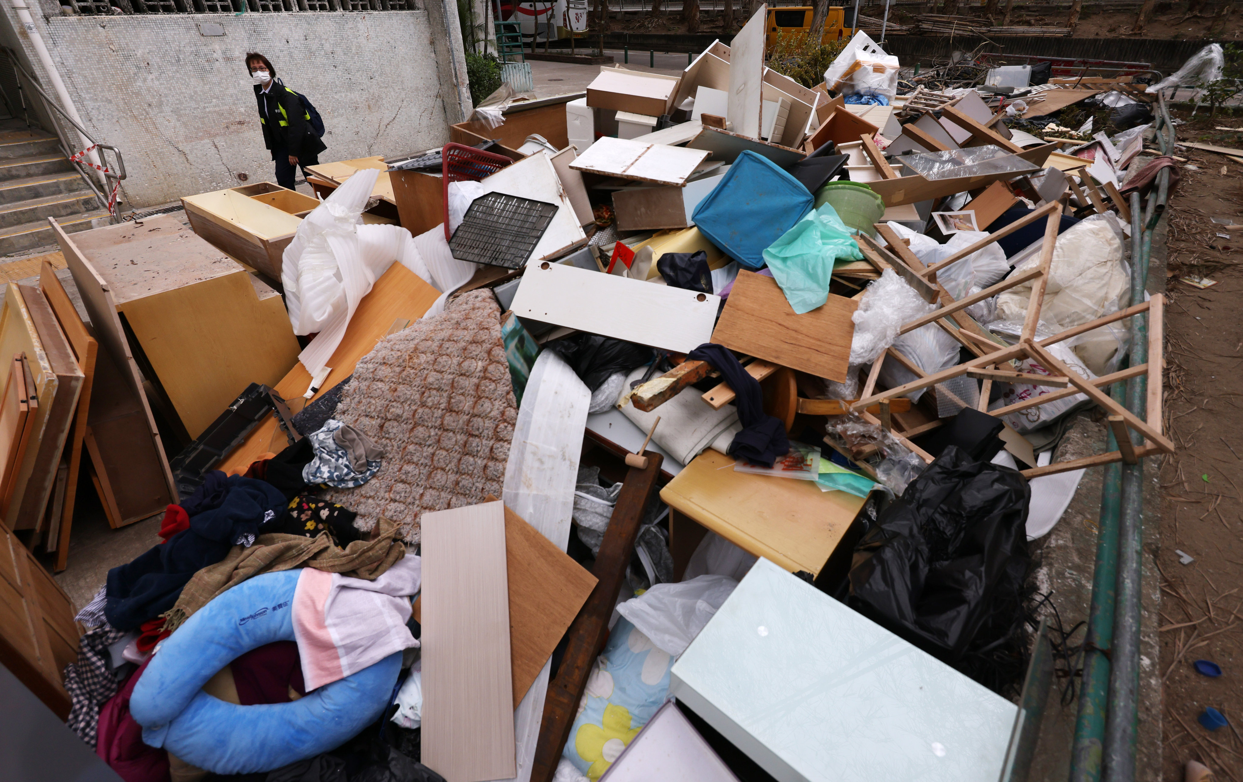 Rubbish piles up the Sun Chui Estate in Tai Wai. File photo: May Tse