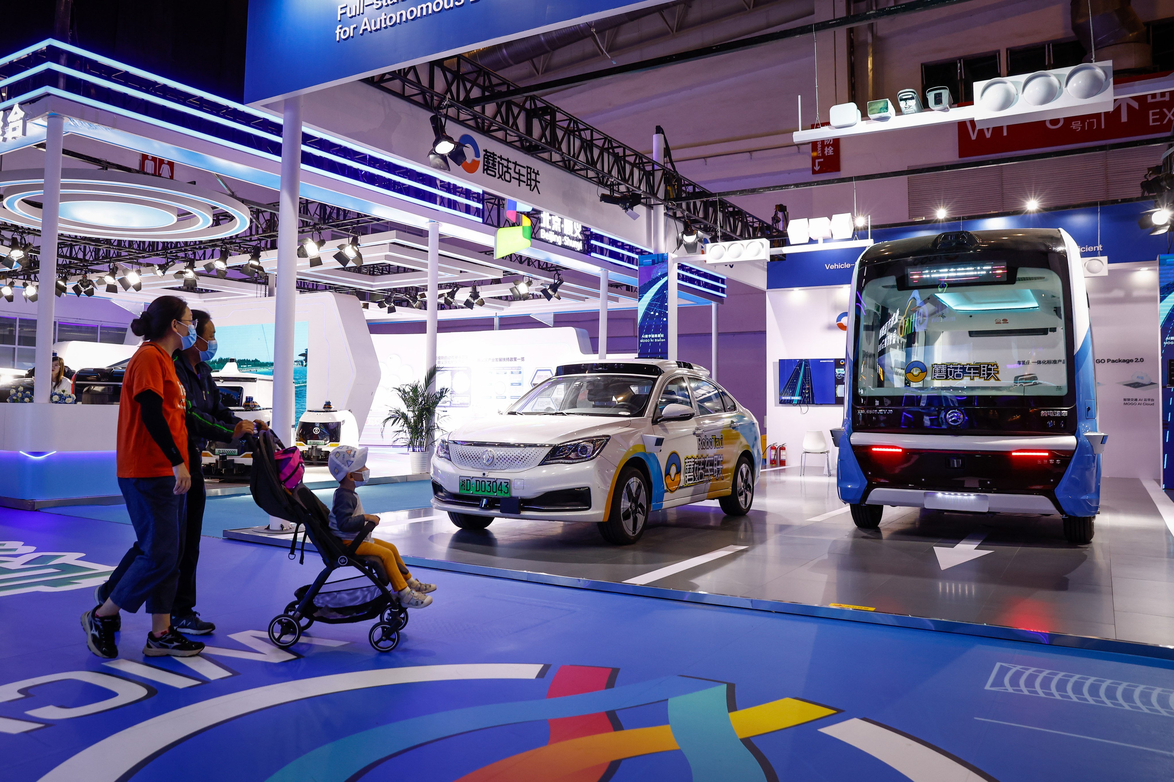 A self-driving robotaxi and self-driving bus on display at the China International New Energy and Intelligent Connected Vehicles Exhibition in Beijing in September 2023. Photo: EPA-EFE