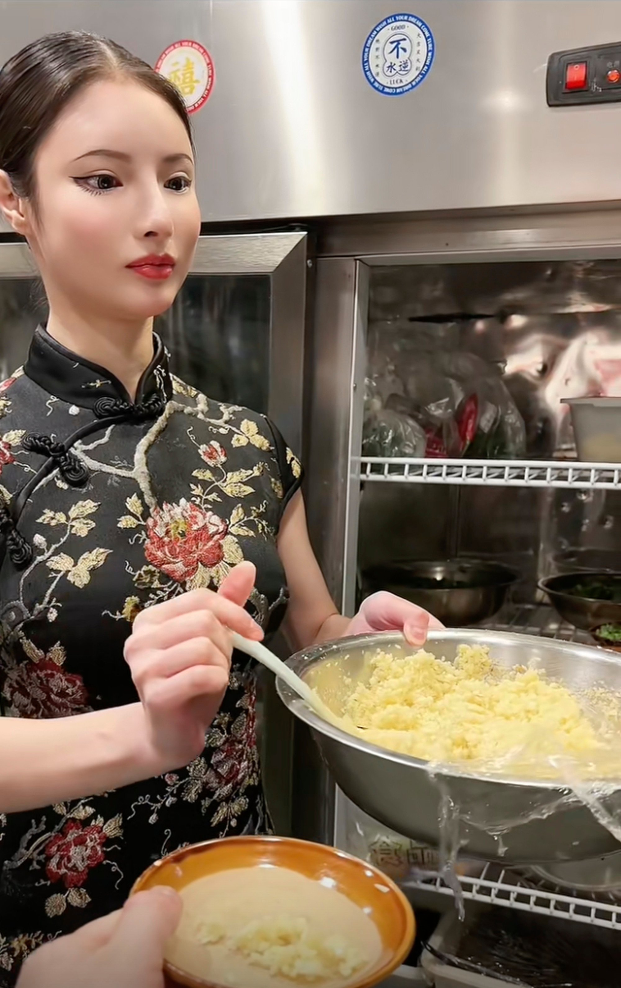 The 26-year-old eatery owner has fooled many people who think she is an actual robot. Photo: Douyin