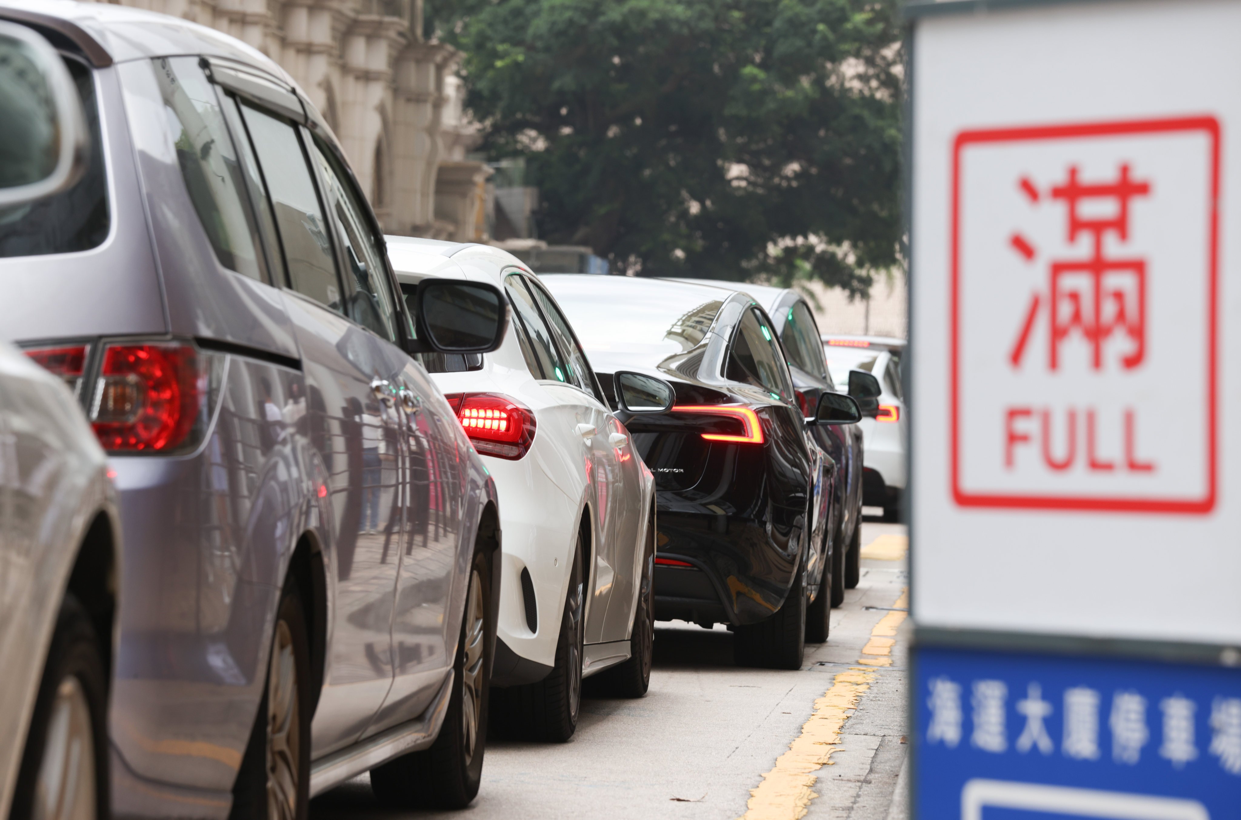 Motorists queue up for free parking at the Harbour City shopping centre in Tsim Sha Tsui on Saturday. Photo: Yik Yeung-man