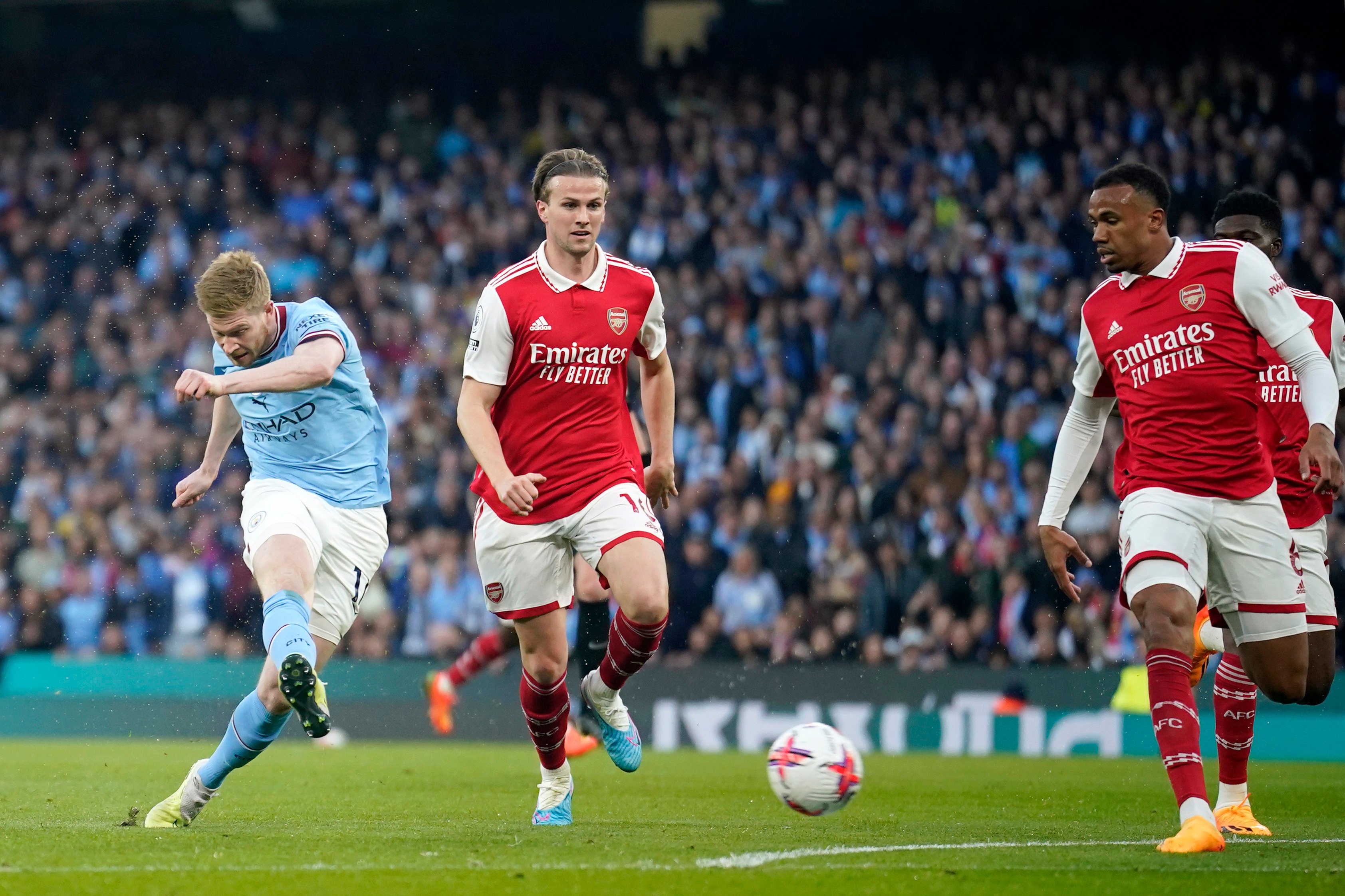Manchester City’s Kevin De Bruyne scores against Arsenal in last season’s title run-in, edged by City. Photo: AP