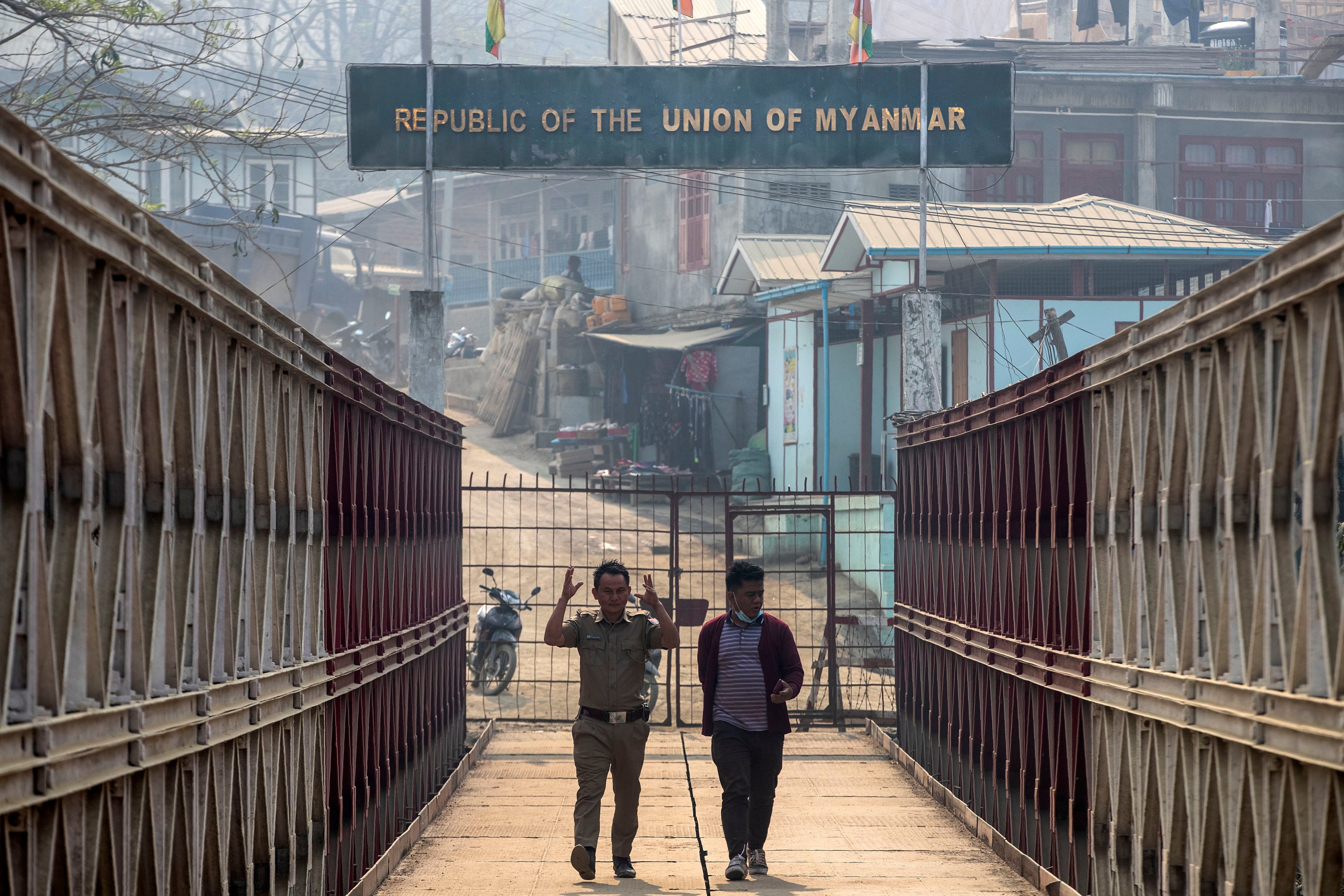 A policeman and civilian walk across a bridge along the India-Myanmar border in Champhai village, Mizoram, India, in 2021. Photo: AP