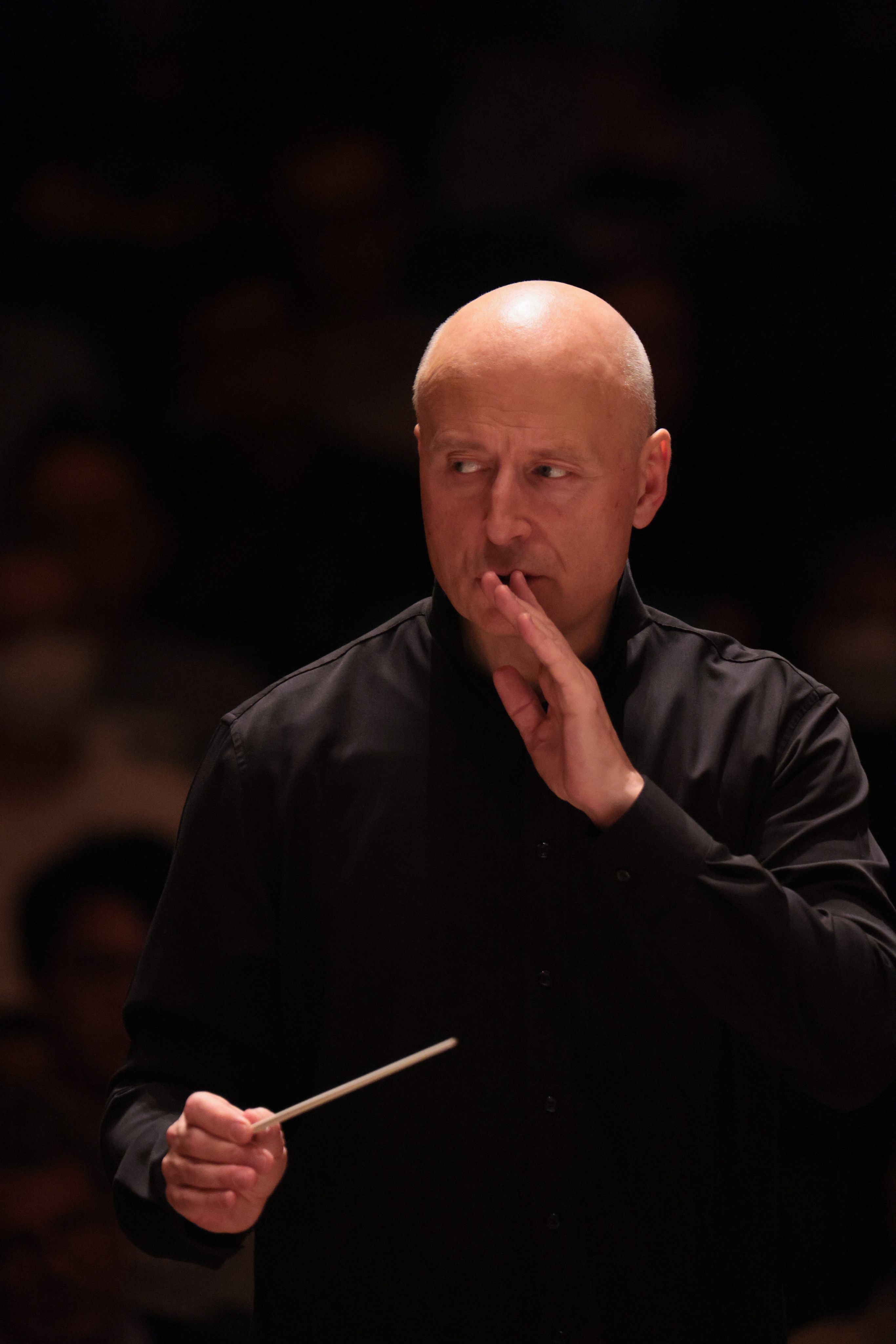 Estonian-American guest conductor Paavo Järvi had the Hong Kong Philharmonic Orchestra on a tight rein in an all-Russian concert of music by Rimsky-Korsakov, Stravinsky and Shostakovich at the Hong Kong Cultural Centre on March 29, 2024.  Photo: Keith Hiro/HK Phil