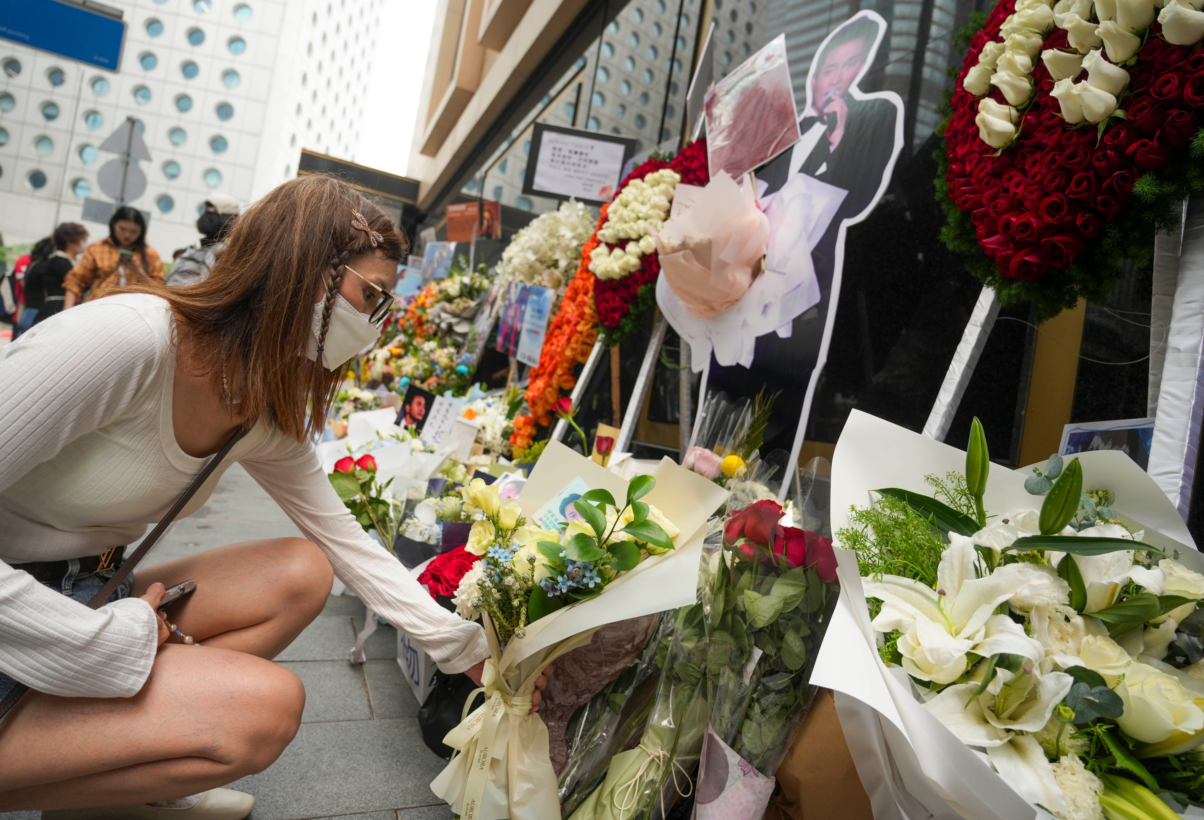 Fans lay flowers for Leslie Cheung outside the Mandarin Oriental in Central. Photo: Sam Tsang