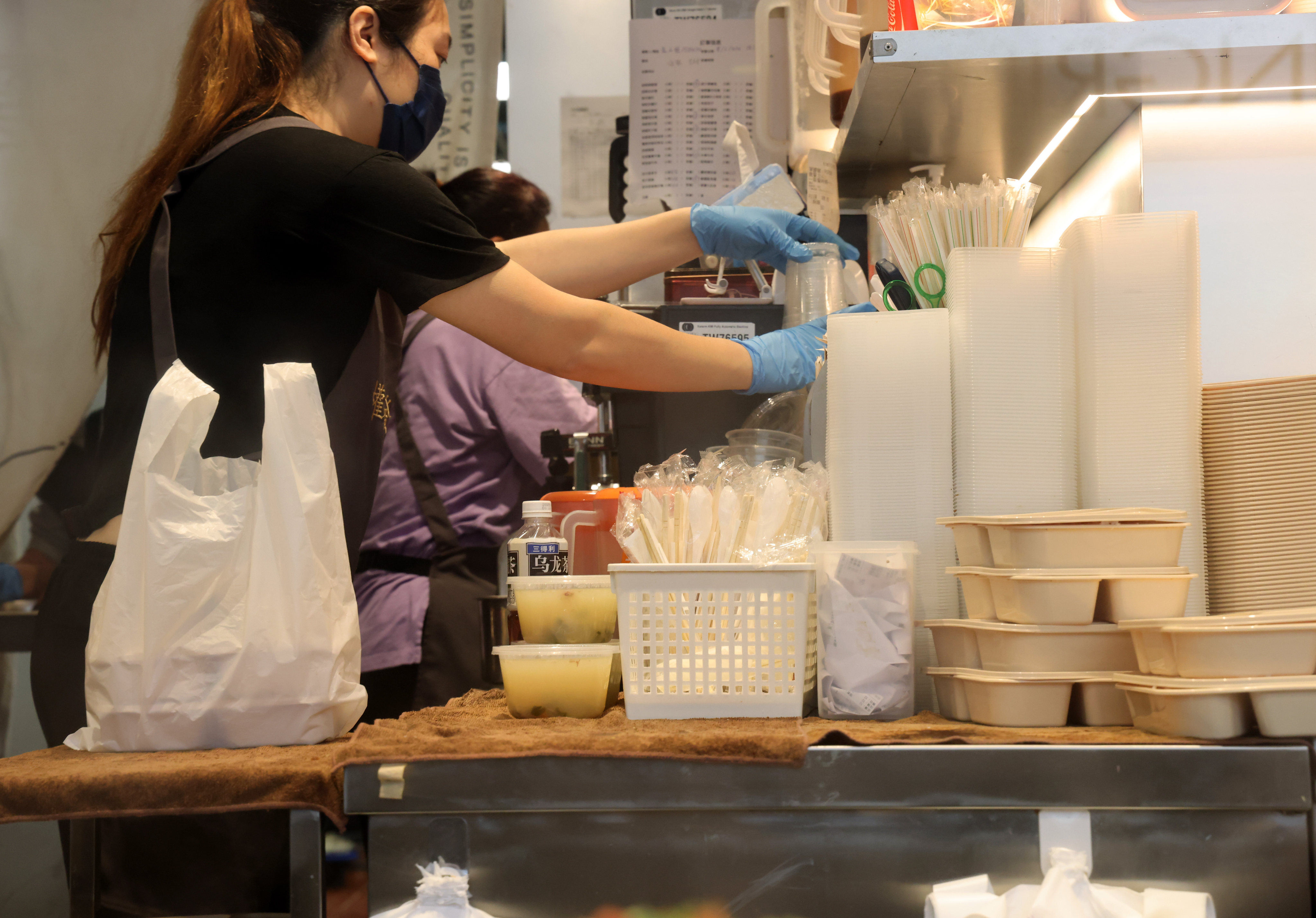 Restaurant staff use single-use lunch boxes to pack takeaway food in Jordan, Hong Kong, in January. From April 22 onwards, restaurants cannot offer disposable customers polystyrene products. Photo: Jelly Tse