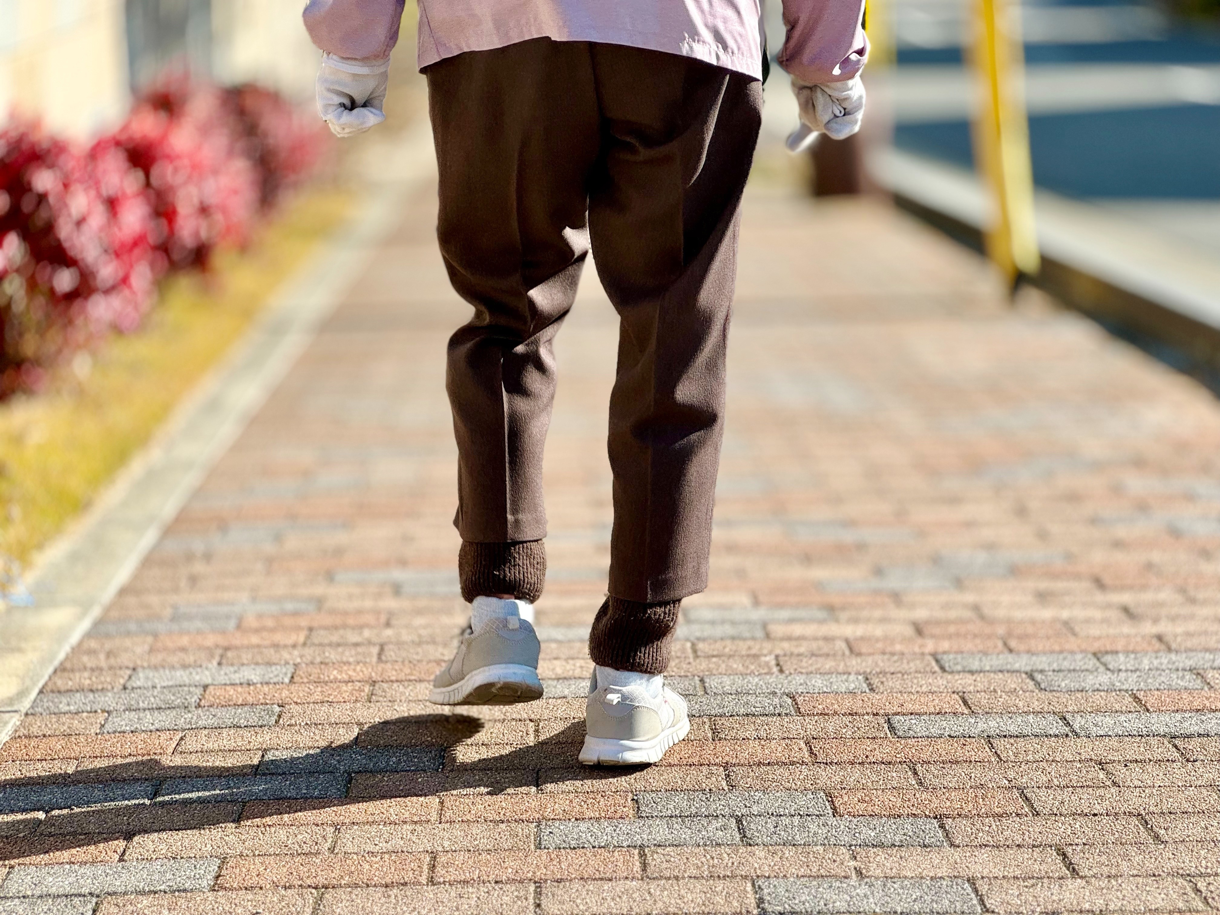 When you walk in a curve, your body has to adjust constantly to maintain balance and direction. Difficulty doing so could be an early sign of dementia, according to a recent study. Photo: Shutterstock