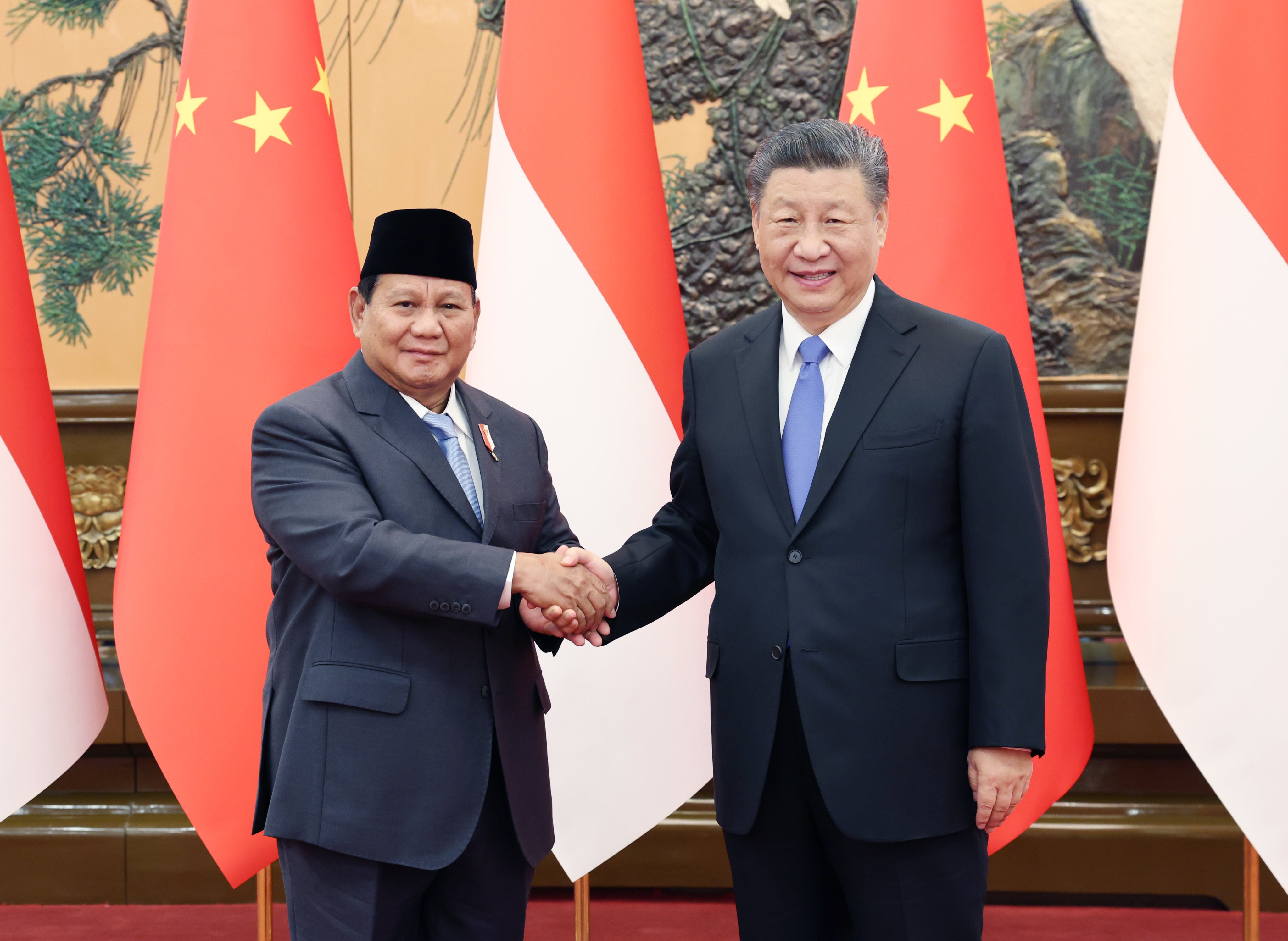 Chinese leader Xi Jinping (right) meets Indonesian president-elect Prabowo Subianto in Beijing on Monday. Photo: Xinhua