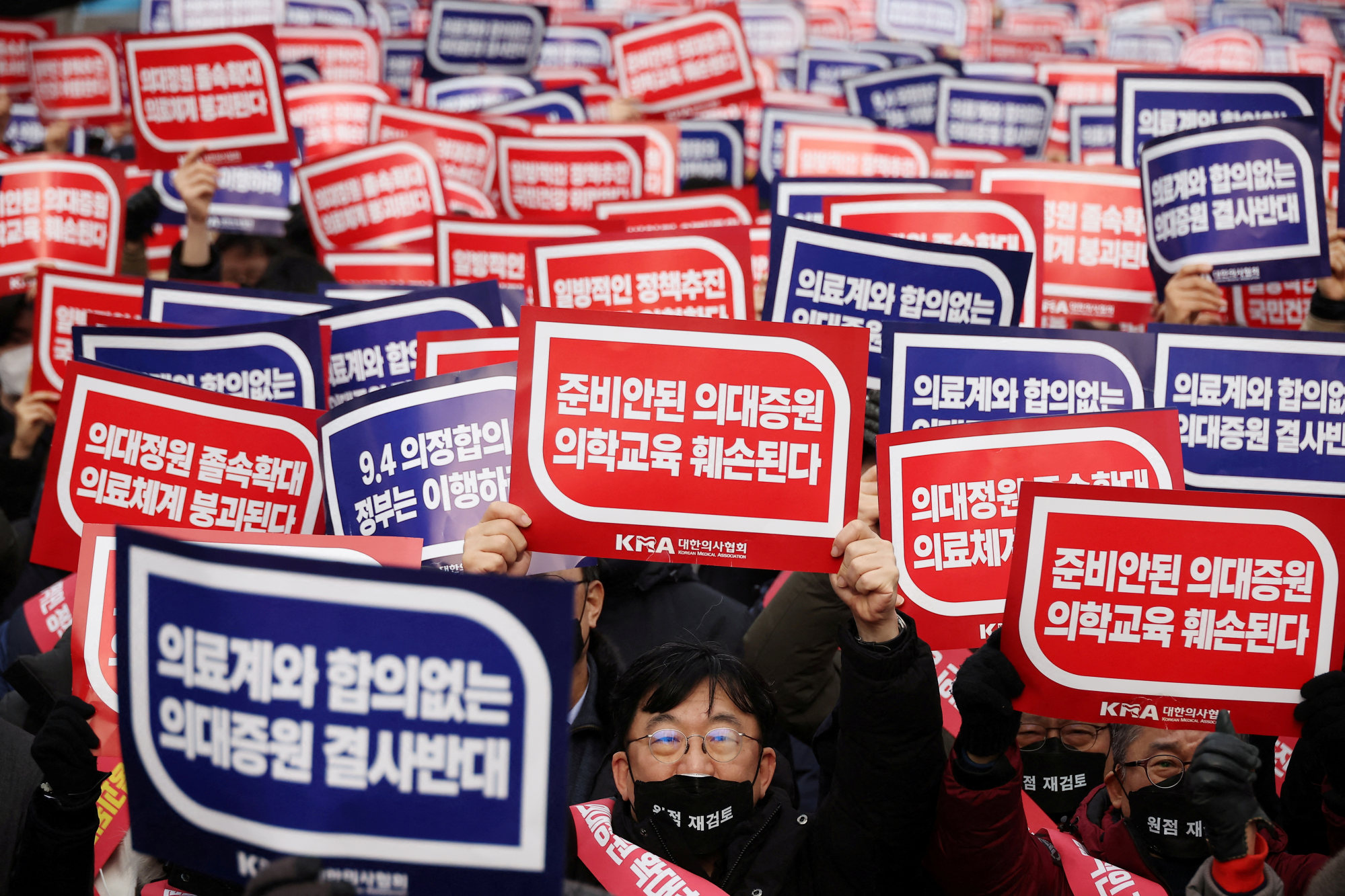 El presidente de Corea del Sur promete no dar marcha atrás en la huelga de médicos