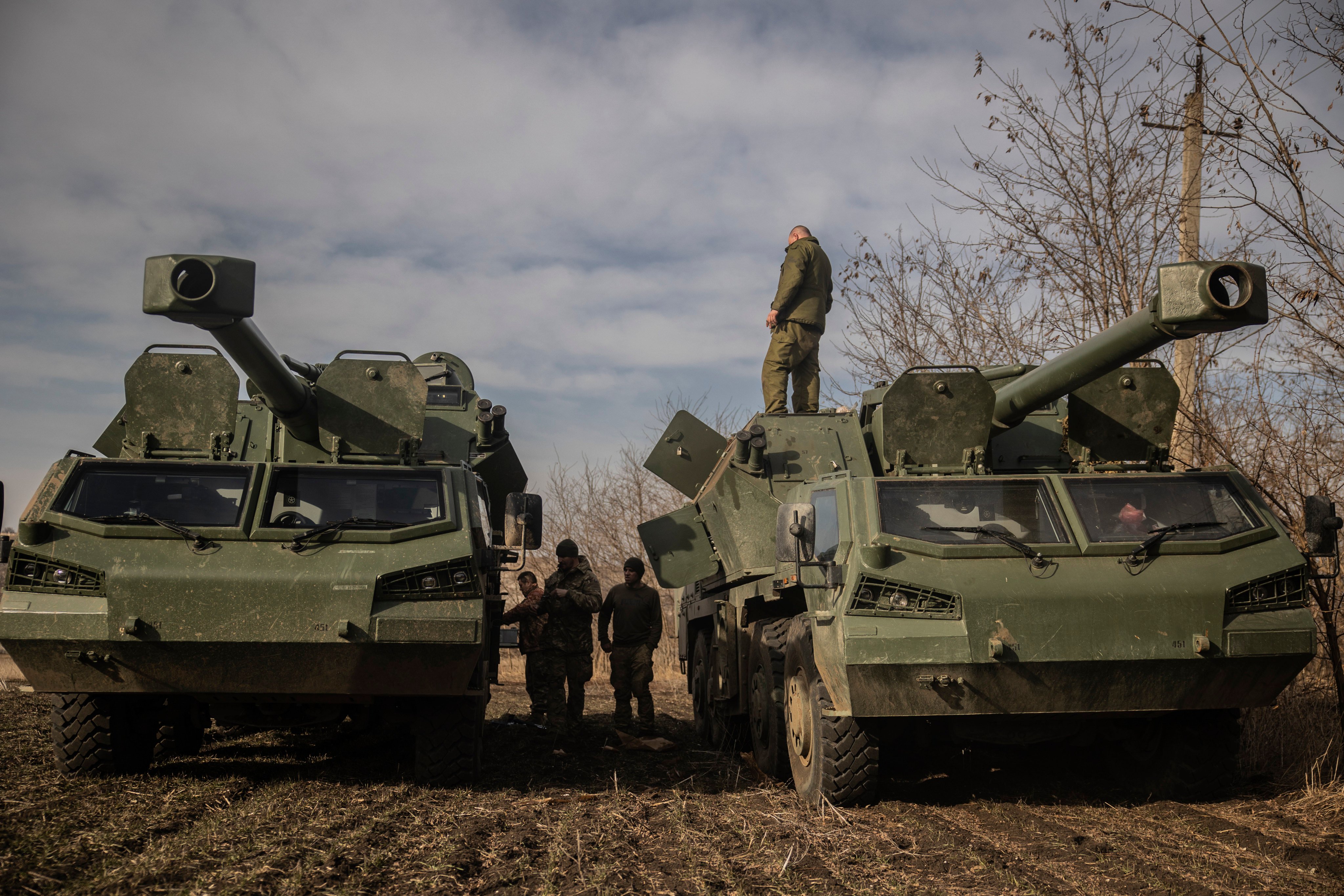 Ukrainian soldiers in the Donetsk region prepare 152mm self-propelled howitzers to fire at Russian positions last month. Photo: AP 