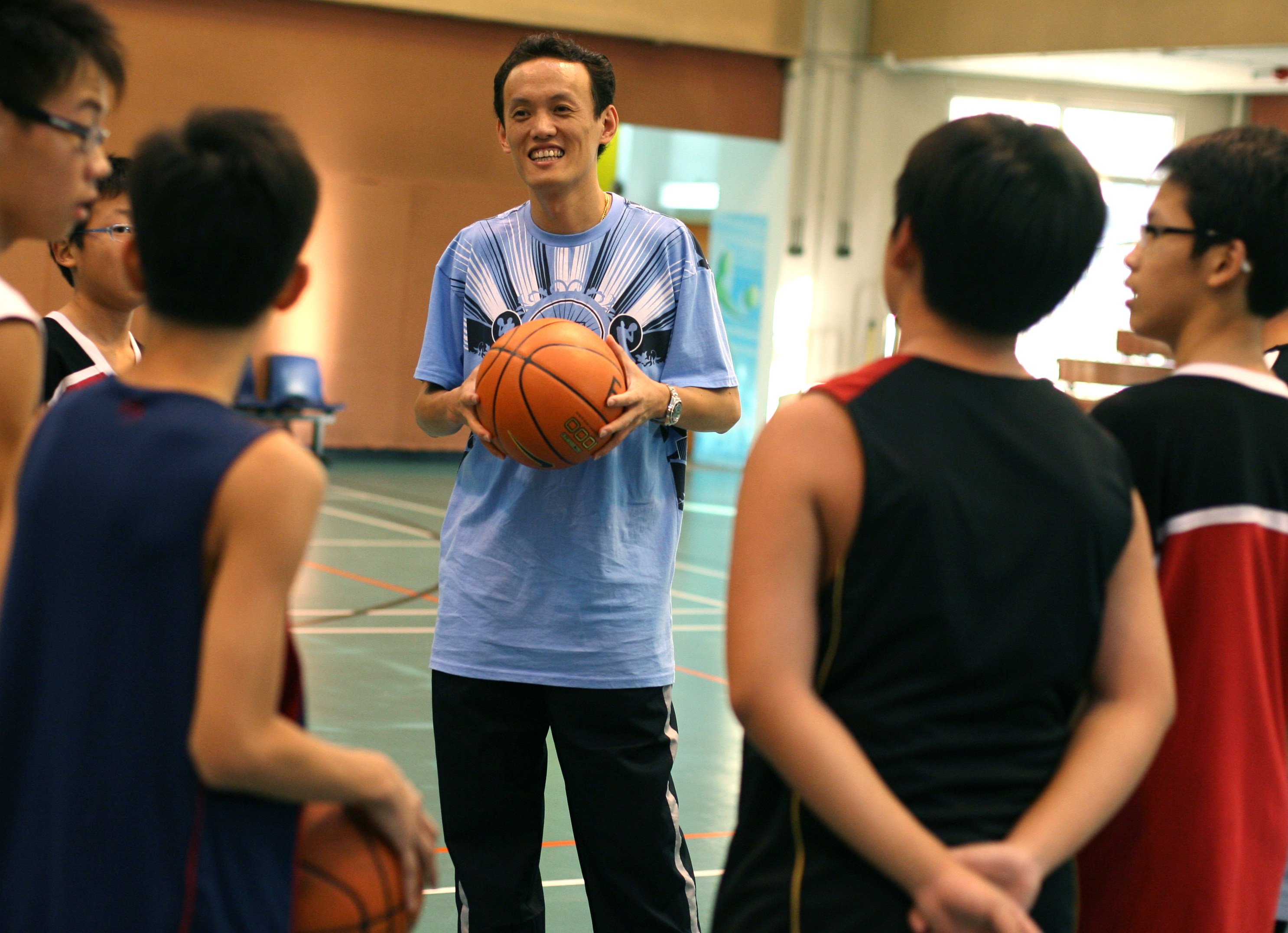 Former basketball star Yung Kam-wah talks to youngsters in Kwun Tong several years ago. Photo: Dickson Lee