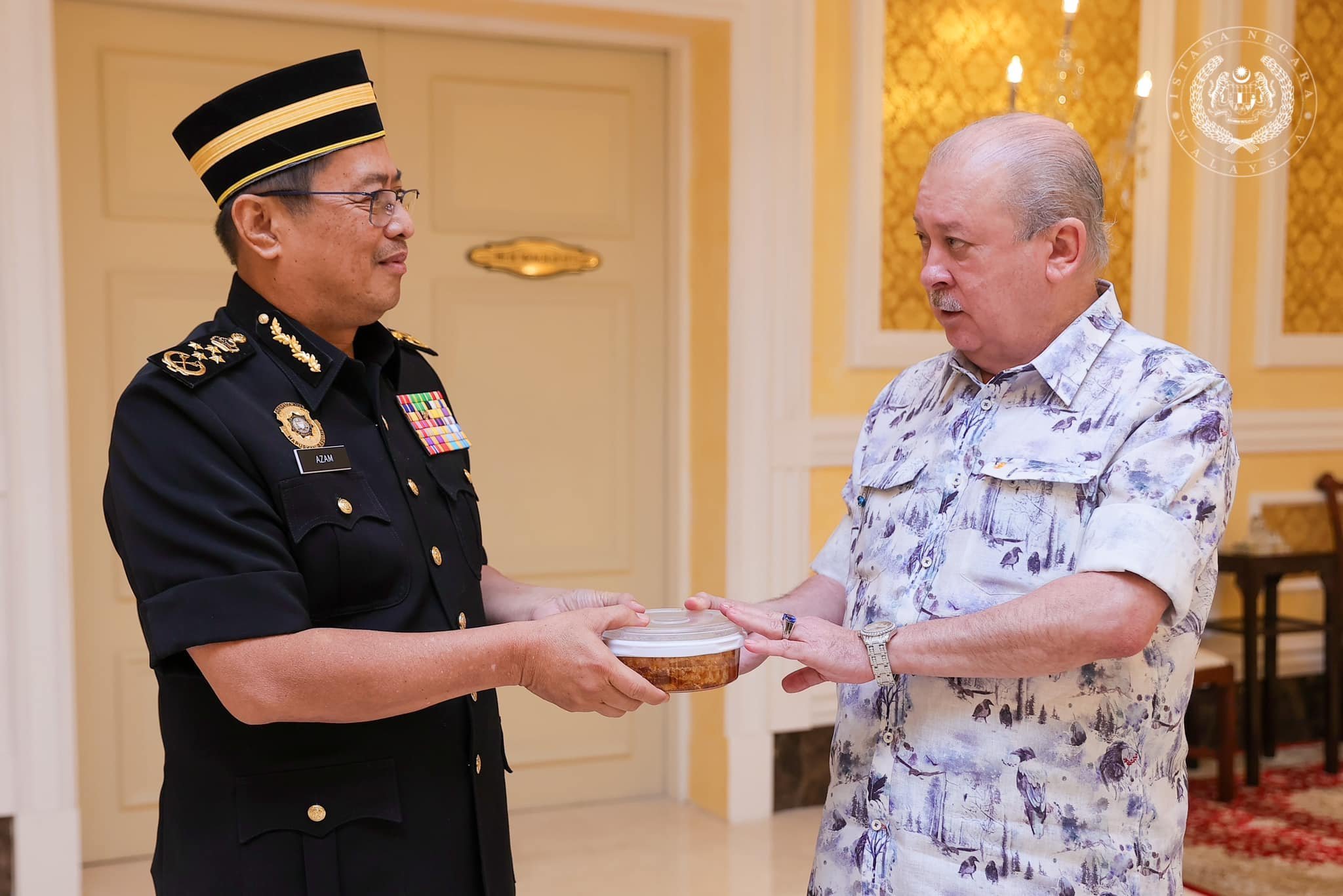 Malaysia’s King Ibrahim Iskandar (right) gifts honey to Malaysian Anti-Corruption Commission Chief Azam Baki on Monday. Photo: Facebook/officialsultanibrahim