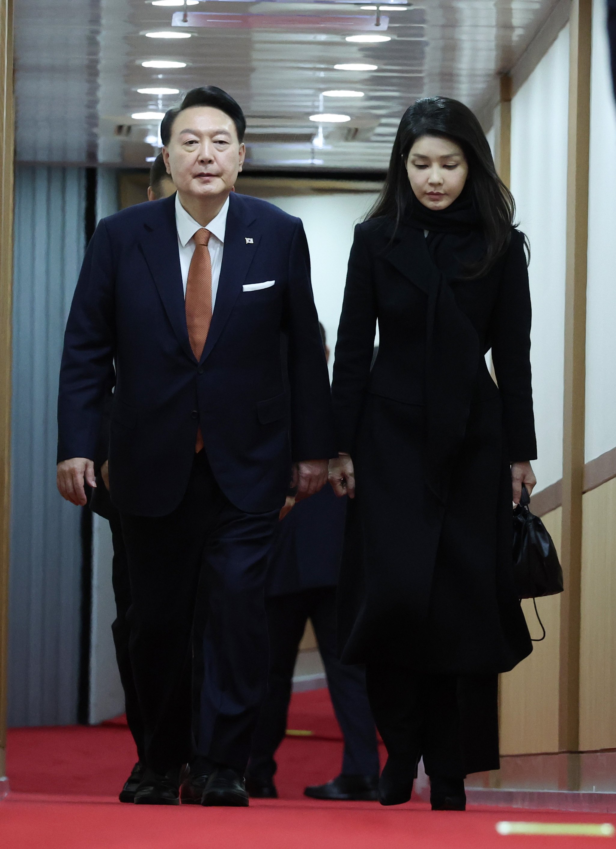 South Korean President Yoon Suk-yeol walks alongside his wife, Kim Keon Hee, as they arrive at Seoul Air Base on December 15 after finishing a four-day state visit to the Netherlands. Photo: Yonhap/via EPA-EFE