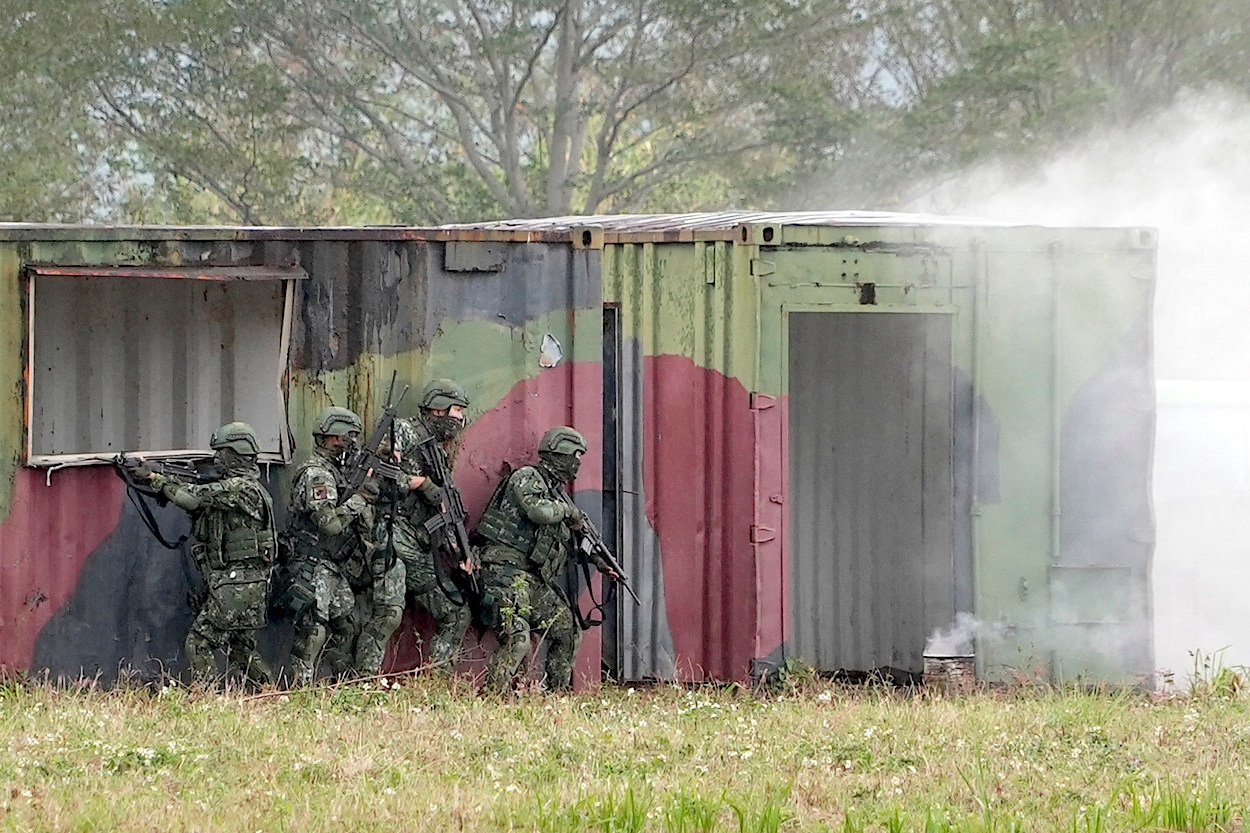 Taiwanese soldiers take part in drills at the Army defense command base in Taitung on January 31, 2024. Photo: AP