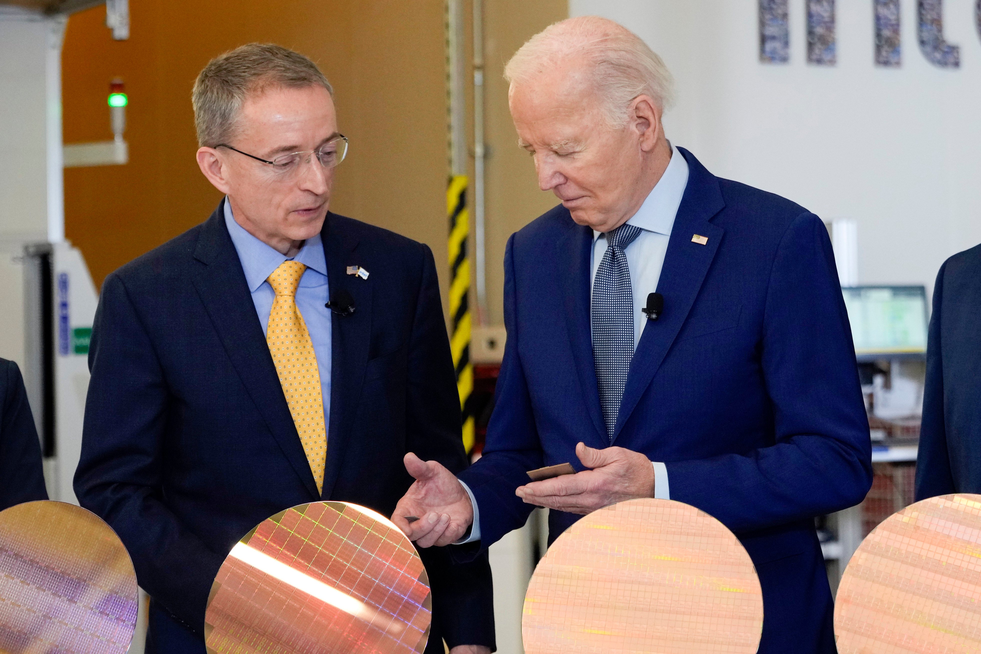 US President Joe Biden talks with Intel CEO Pat Gelsinger, left, during a tour of Intel's Ocotillo Campus in Chandler, Arizona, on March 20, 2024. Photo: AP