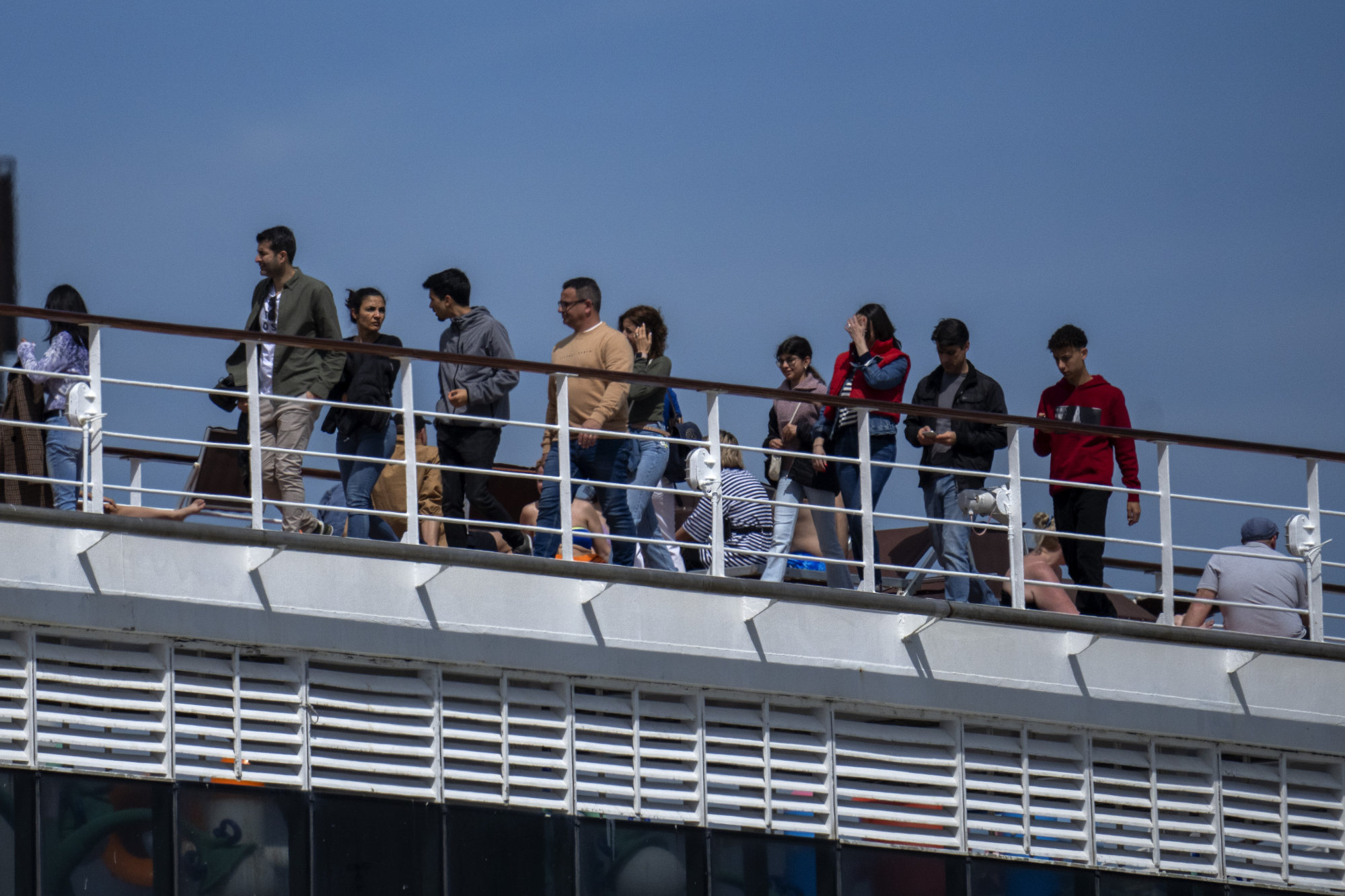1.500 personas a bordo del crucero MSC Harmony quedaron varadas en España por problemas con visas de pasajeros bolivianos.