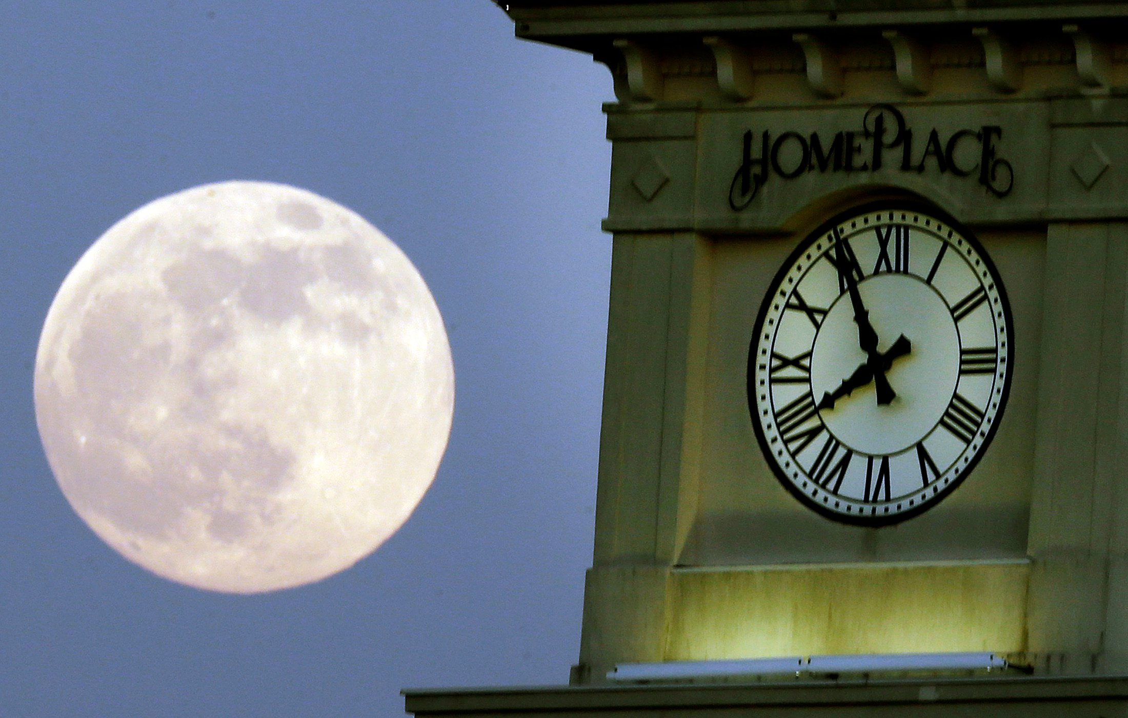 A “supermoon” rises behind the Home Place clock tower in Prattville, Alabama, in June 2013. Photo: AP