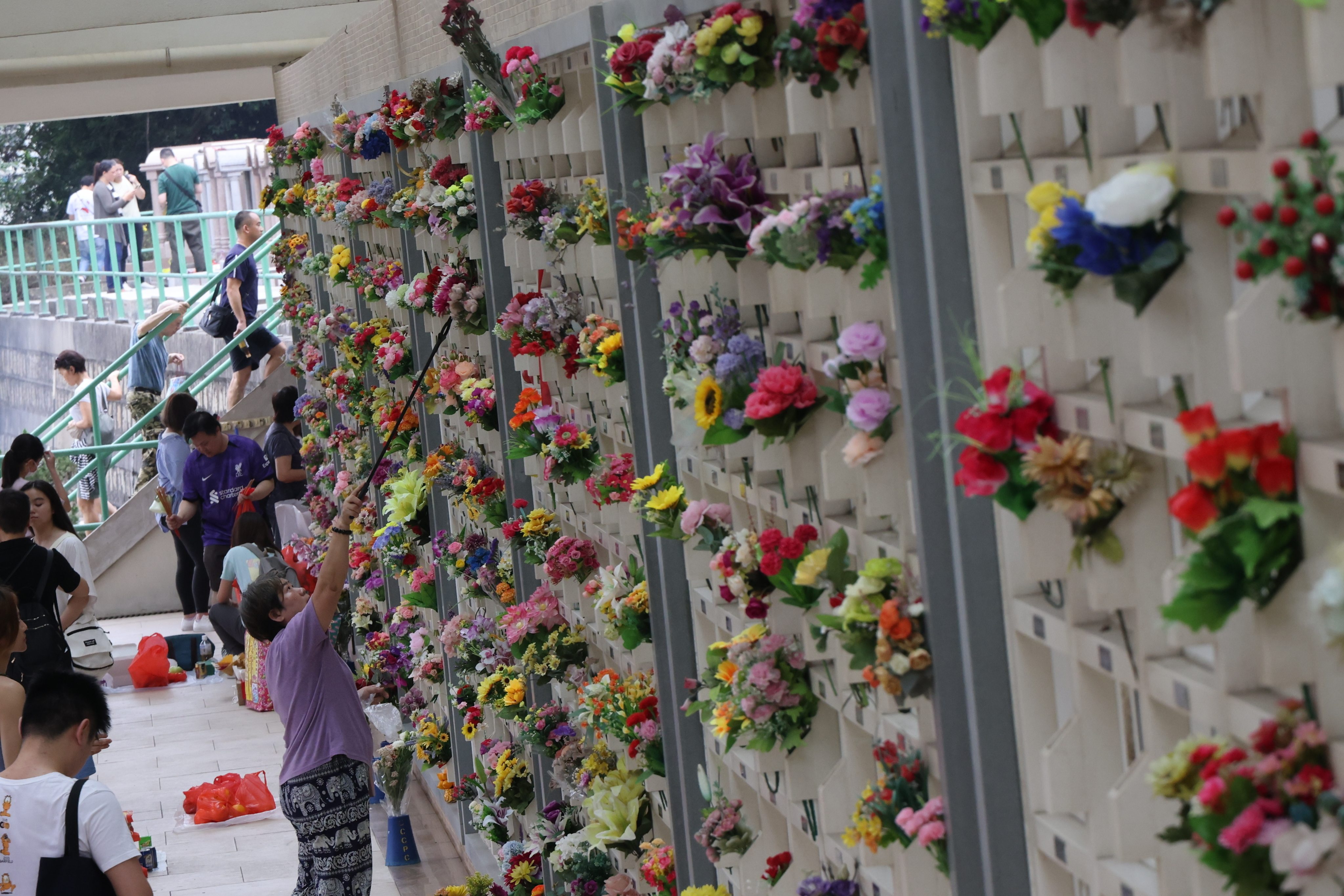 Hongkongers pay tribute to their loved ones during the Ching Ming Festival. Photo: Jelly Tse