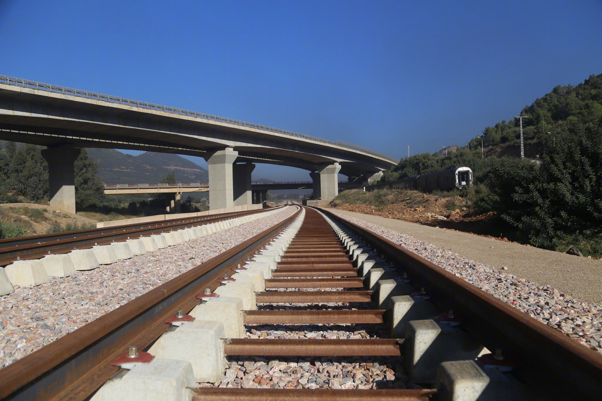 A lack of rail connections has thus far prevented Algeria from developing its large iron ore deposits in the southwest. Photo: Weibo