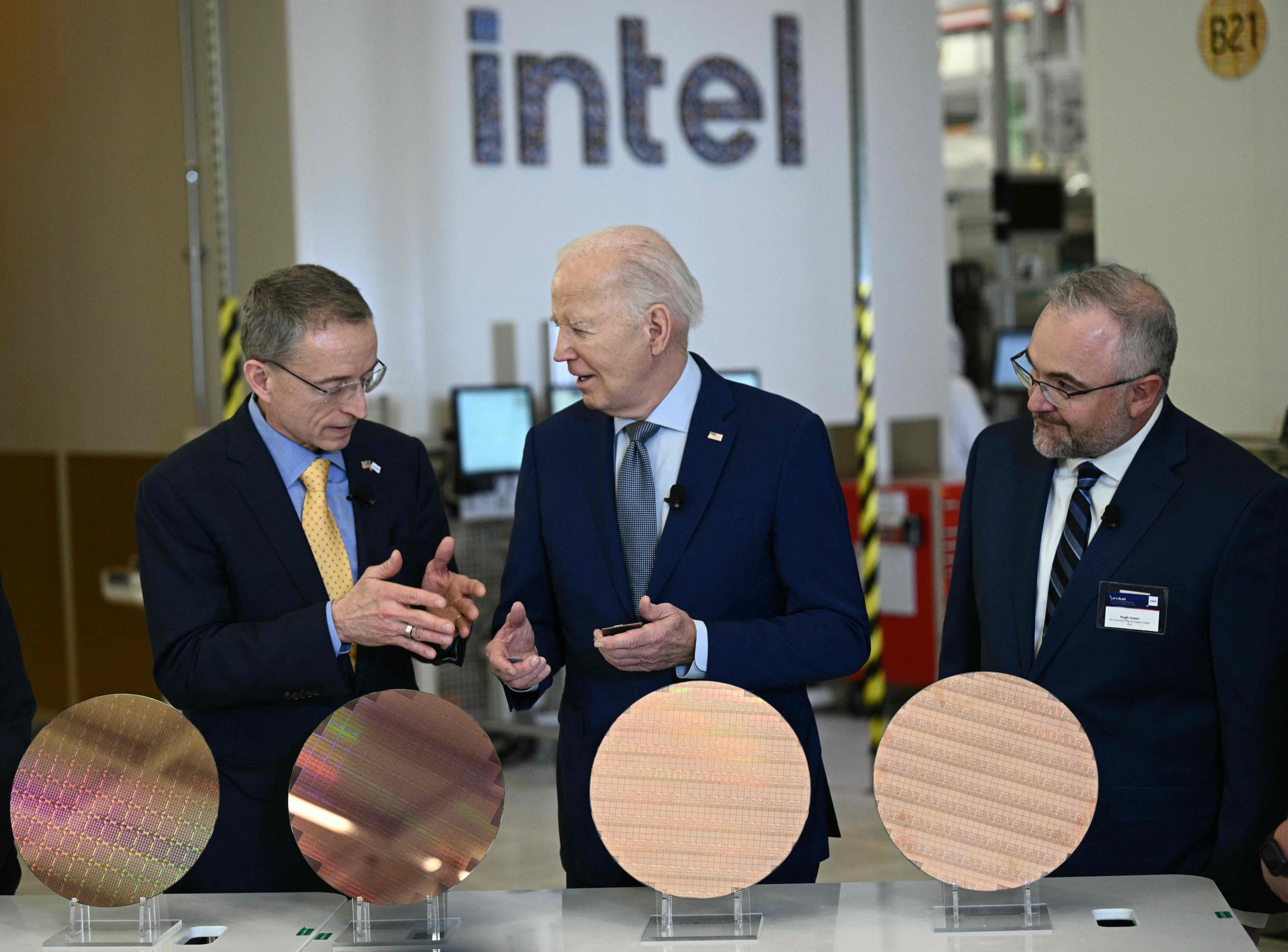 Intel chief executive Patrick Gelsinger (left) speaks with US President Joe Biden during a tour of Intel’s  Ocotillo Campus in Chandler, Arizona, on March 20. Photo: AFP 