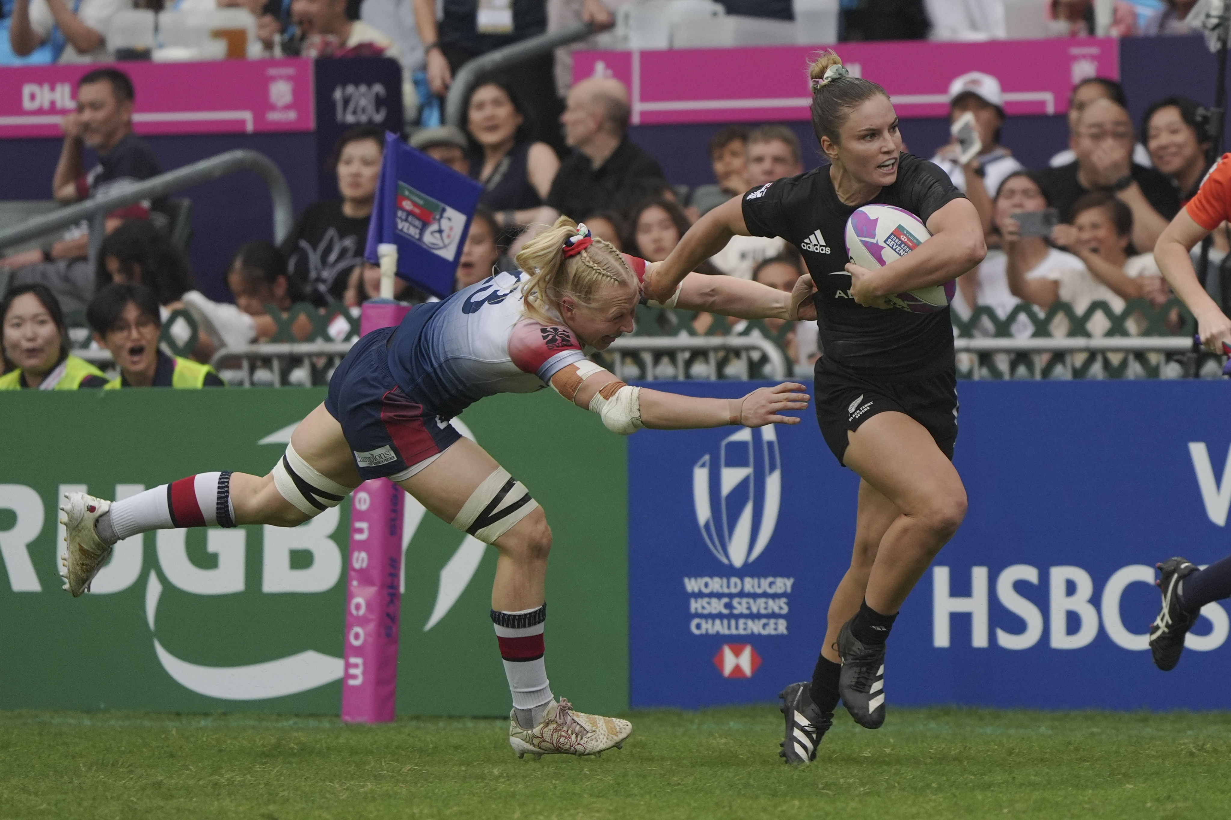 New Zealand’s Michaela Blyde (right) gets clear of Great Britain’s Heather Cowell at the Cathay/HSBC Hong Kong Sevens. Photo: Eugene Lee