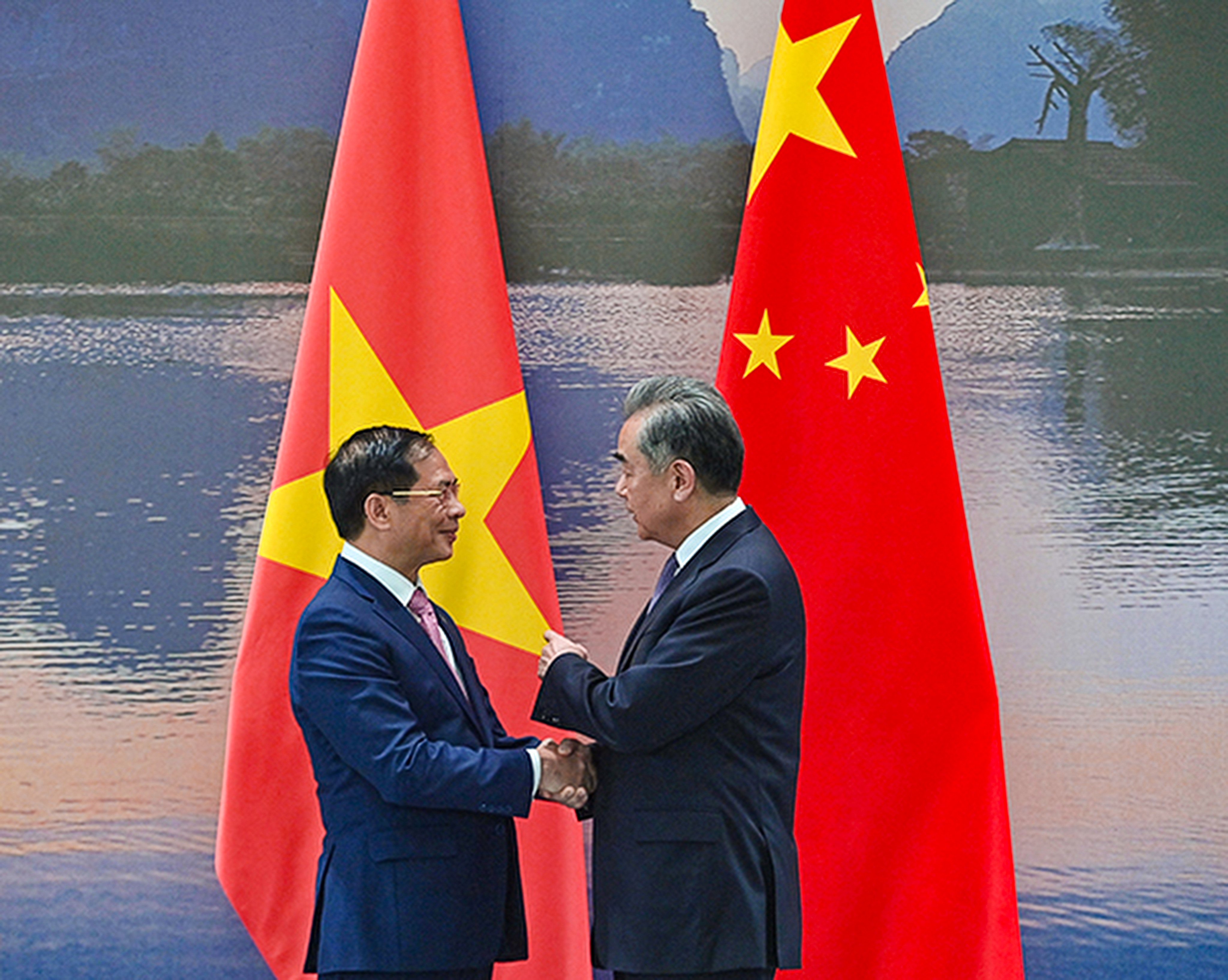 China and Vietnam should “properly manage differences” and improve maritime cooperation, Chinese Foreign Minister Wang Yi (right) told his Vietnamese counterpart Bui Thanh Son in Beijing on Thursday. Photo: Chinese Ministry of Foreign Affairs