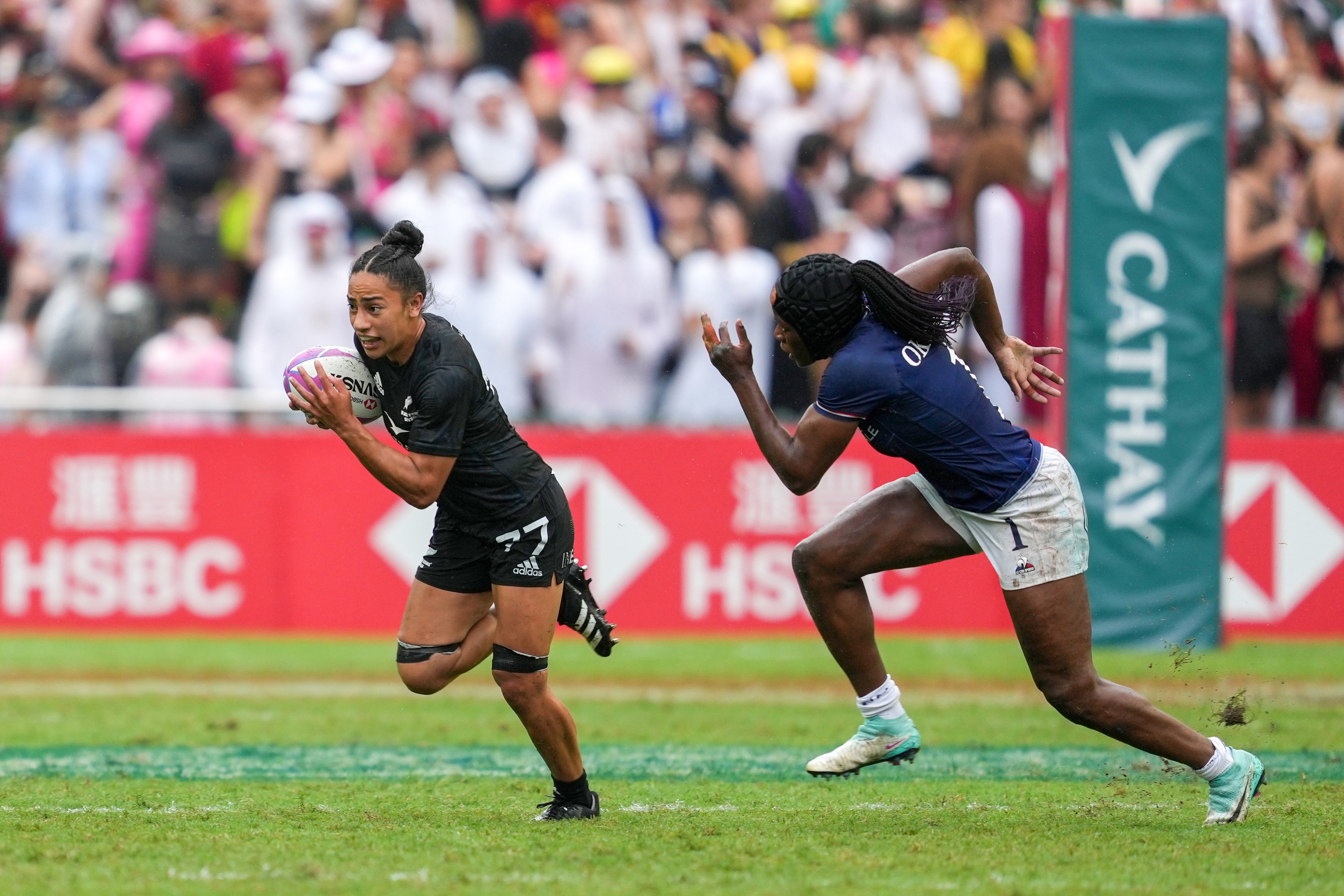 France’s Seraphine Okemba (right) chases down New Zealand’s  Risi Poori-Lane during their game on the second day of the Cathay/HSBC Hong Kong Sevens. Photo: Elson Li