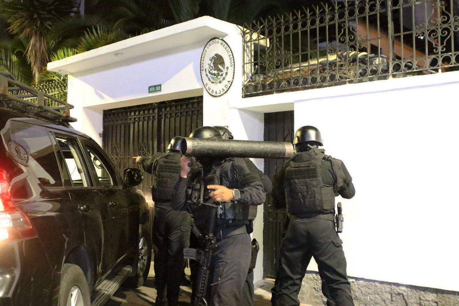 Ecuadorian police special forces attempt to enter the Mexican embassy in Quito on April 5. Photo: AFP
