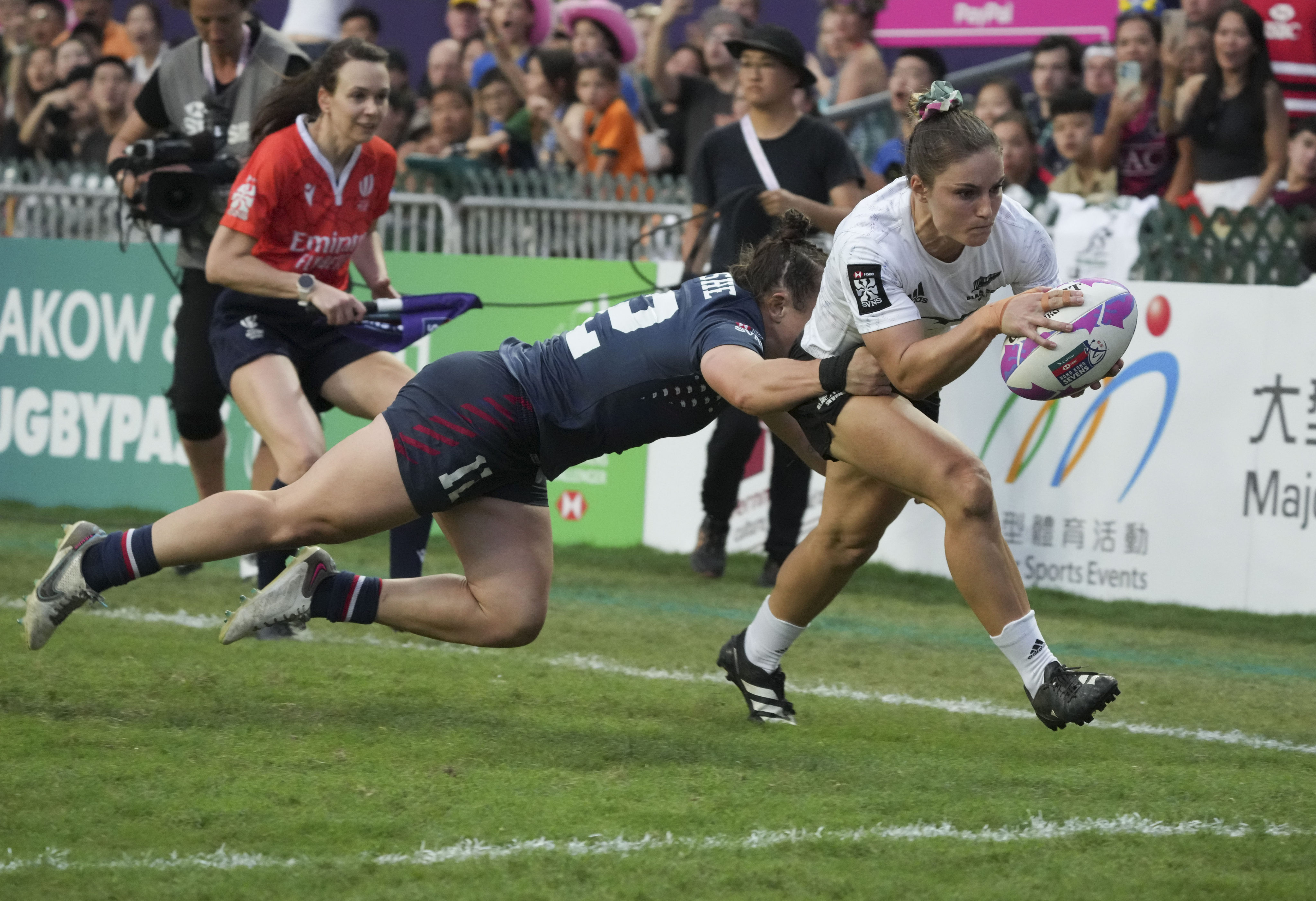 New Zealand’s Michaela Blyde reaches down to score a try against the USA in the women’s final at the Hong Kong Sevens. Photo: Sam Tsang