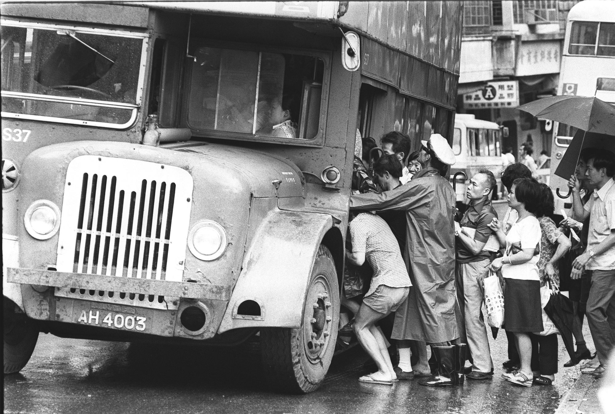 Commuters jostle to get on a bus for a ride home as severe tropical storm Agnes approaches in 1978. Photo: Chan Kiu