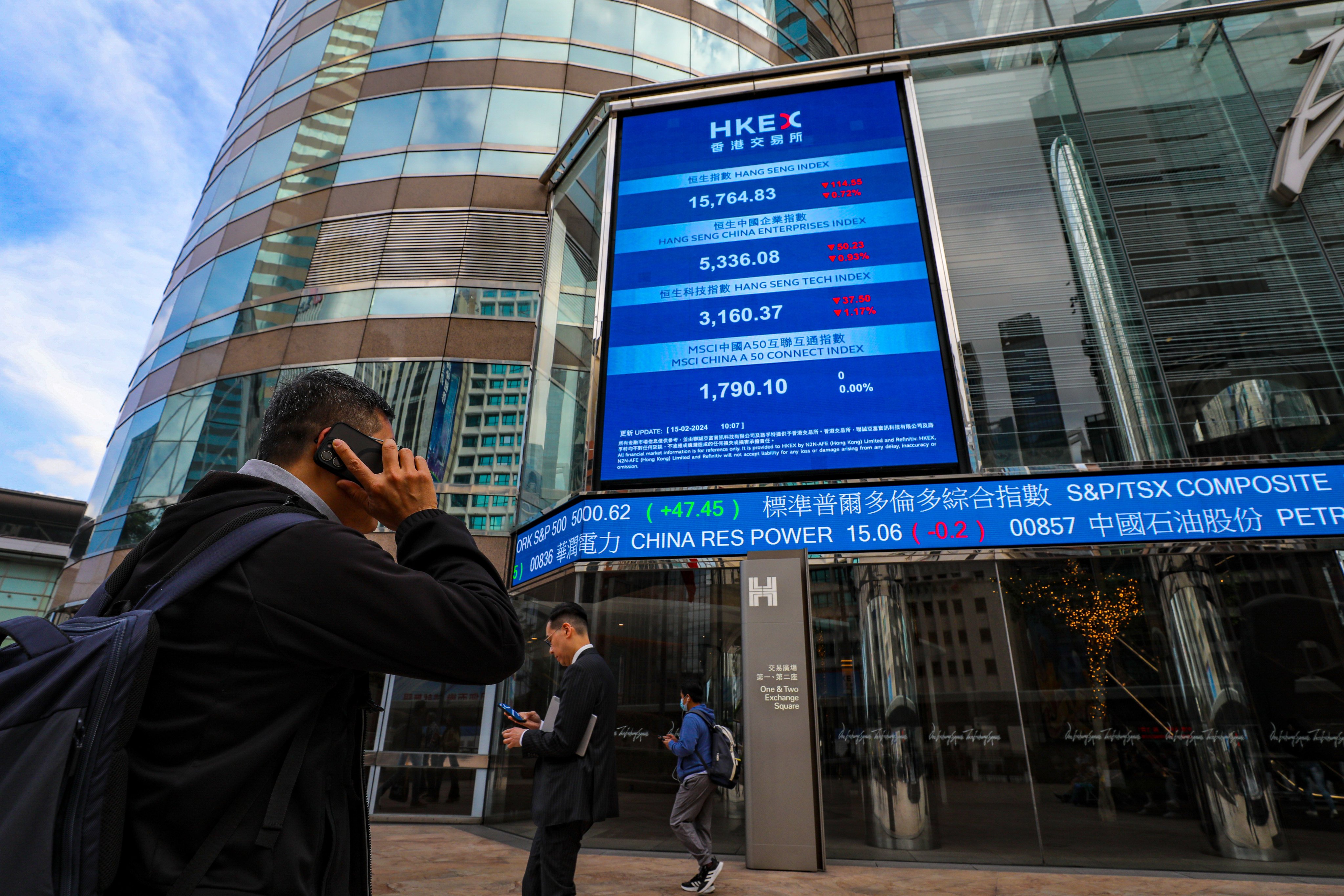 Screens showing the index and stock prices outside Hong Kong Exchange Square (HKEX) in Central. Photo: Sun Yeung