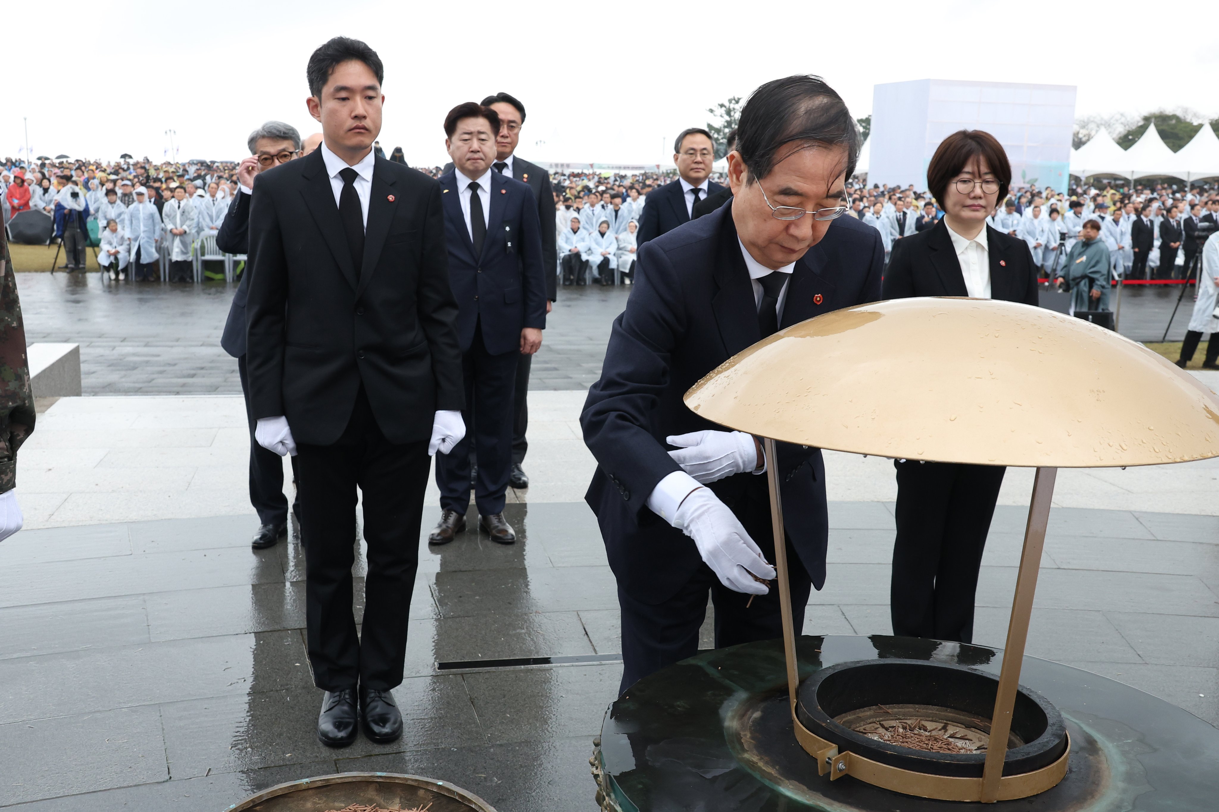 South Korean Prime Minister Han Duck-soo, front, offers incense during a ceremony paying tribute to the victims of the April 3 Jeju Uprising at the Peace Park on Jeju island, South Korea, on April 3. The incident refers to a series of pro-communist uprisings and a counterinsurgency that occurred between 1948 and 1954 on the island, which resulted in the deaths of tens of thousands of innocent citizens. Photo: EPA-EFE