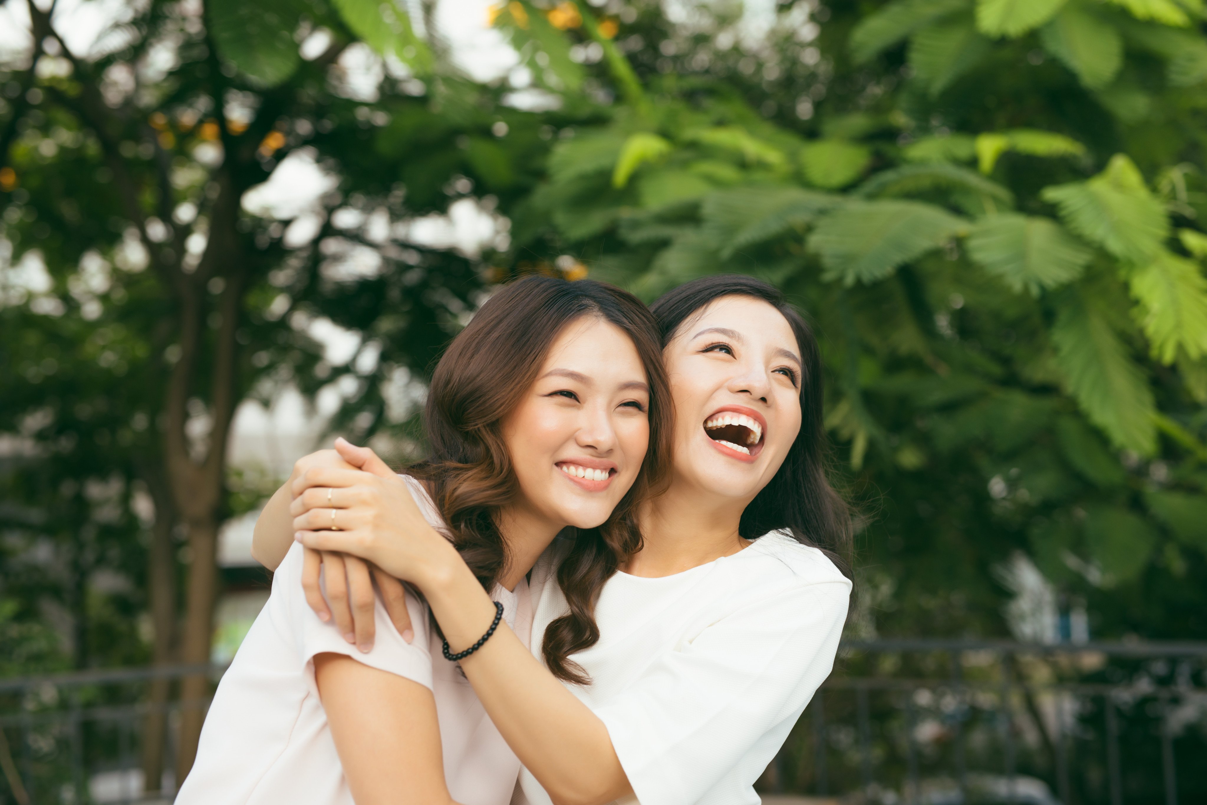 How to be happy? Have good friends, live a purposeful life, set yourself goals, do something for others, and reflect on each day – what made you feel loved, what stimulated you – a life coach says. Photo: Shutterstock