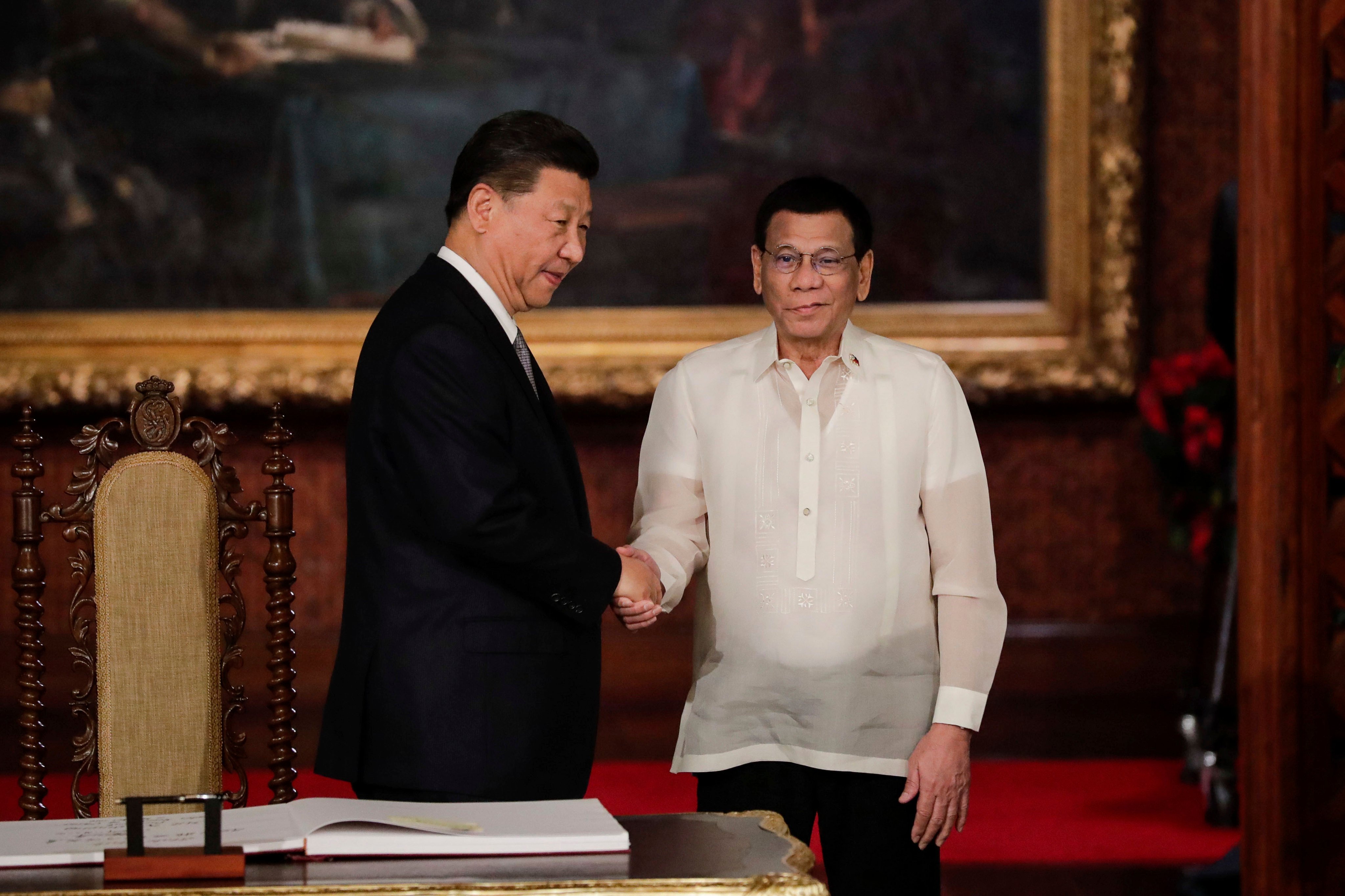 Chinese President Xi Jinping with Philippine President Rodrigo Duterte at Malacanang Palace in Manila, Philippines, in November 2018. Photo: Pool via AP