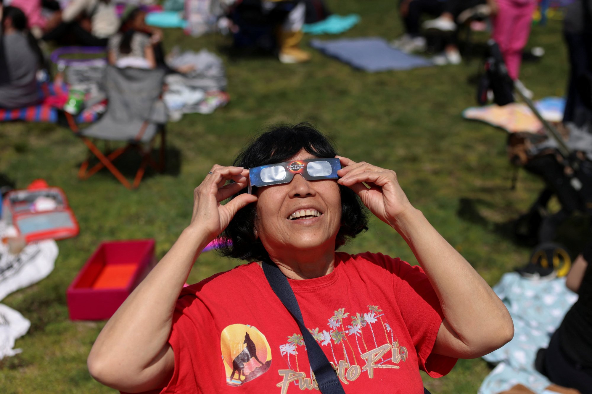 Comienza eclipse solar de Norteamérica en balneario mexicano