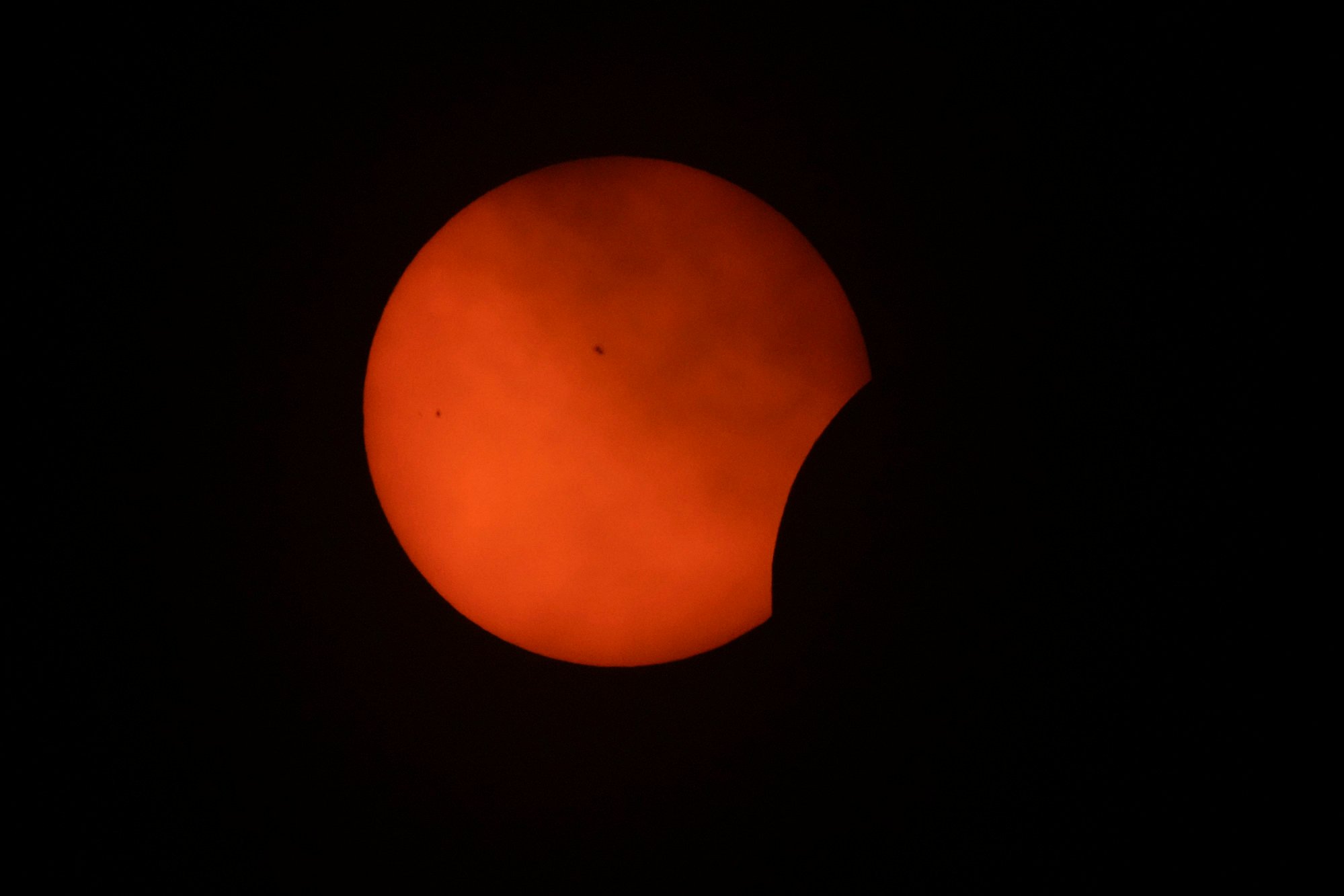 Comienza eclipse solar de Norteamérica en balneario mexicano