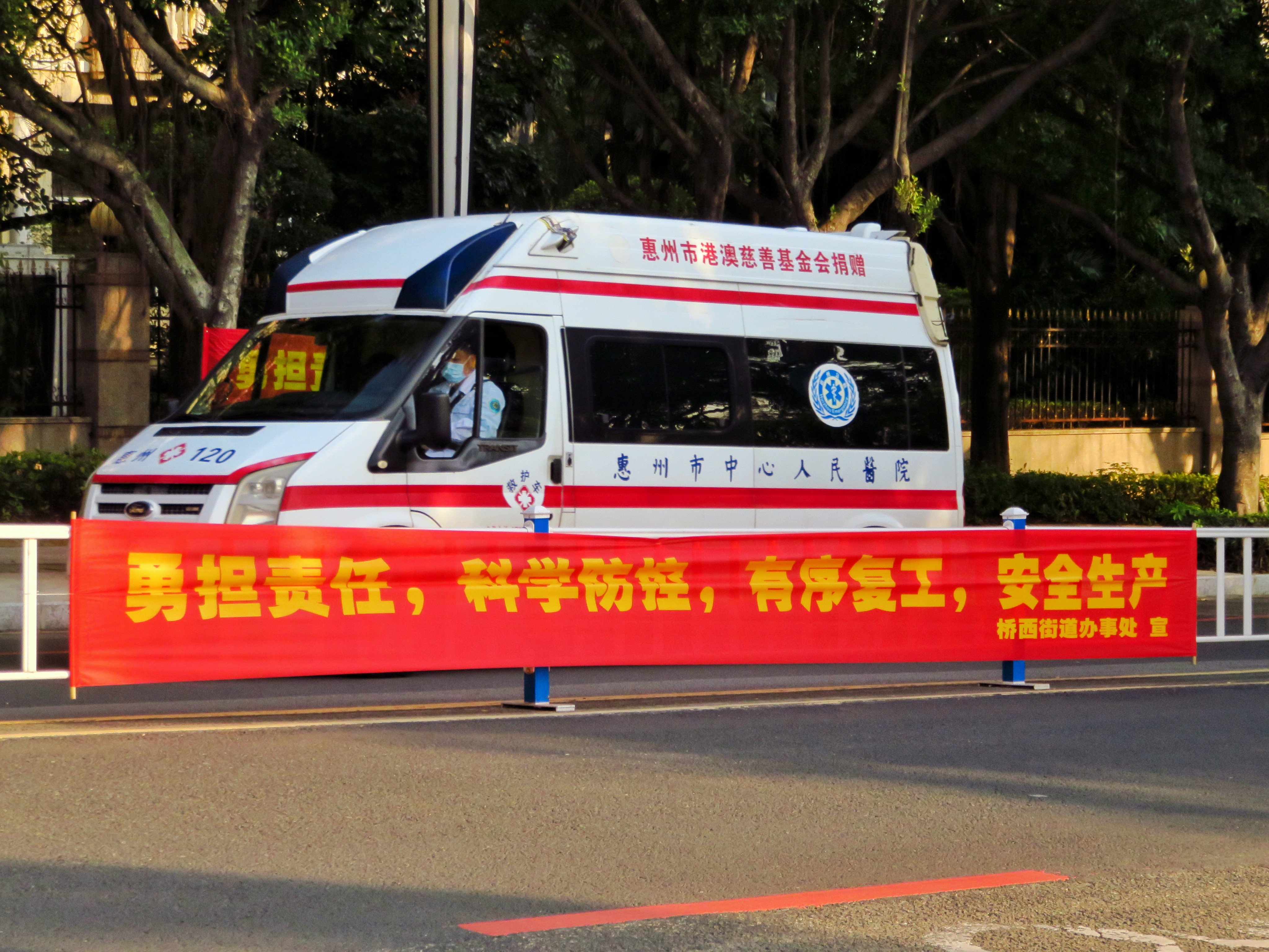 Mainland Chinese ambulances will transfer patients from across the border and Macau, as well as Hongkongers, to the financial hub for treatment. Photo: Shutterstock
