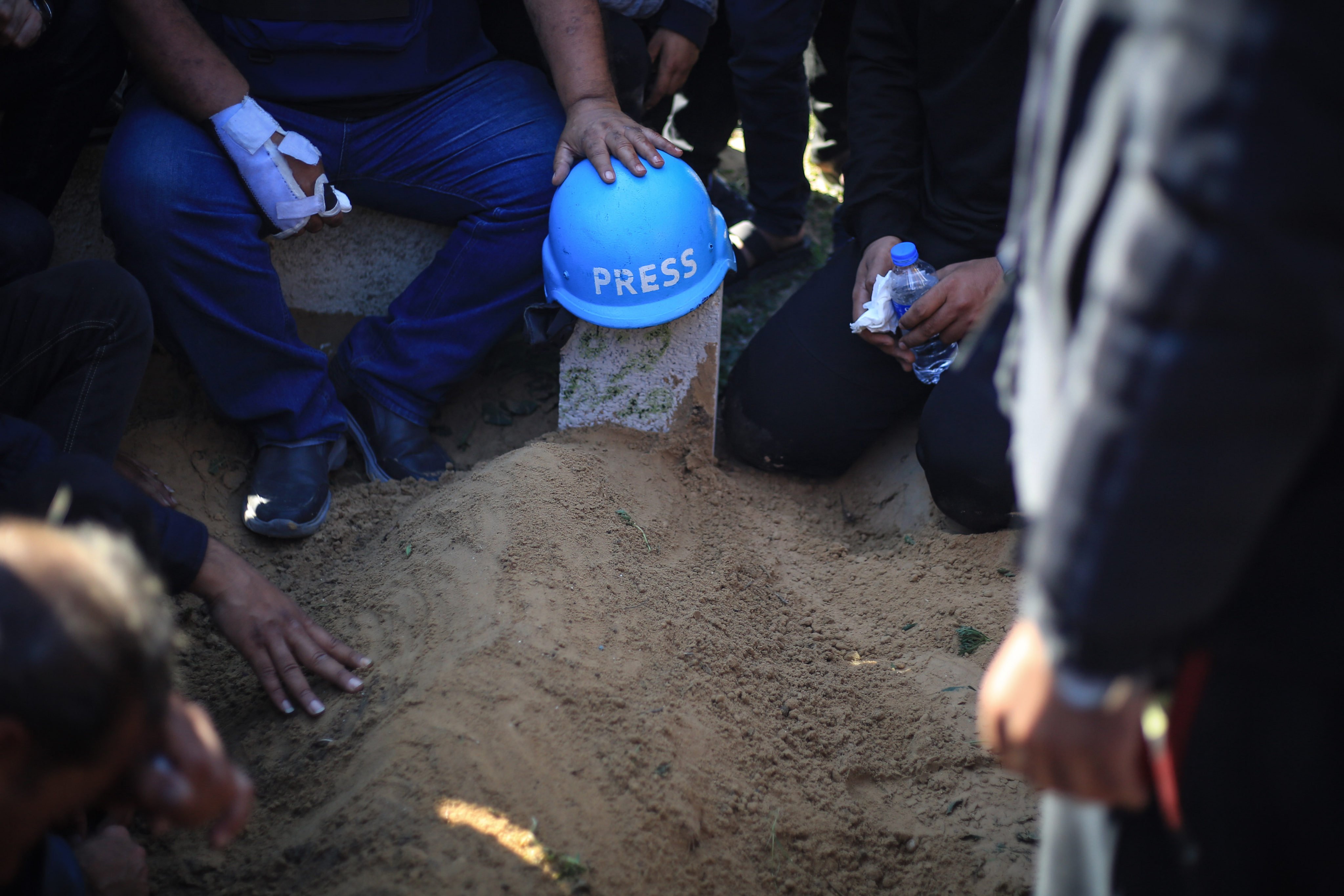 On January 7, a press helmet is placed on the grave of Hamza Dahdouh, a Palestinian journalist who worked for Al Jazeera and was killed in an Israeli air strike on Rafah. Photo: dpa