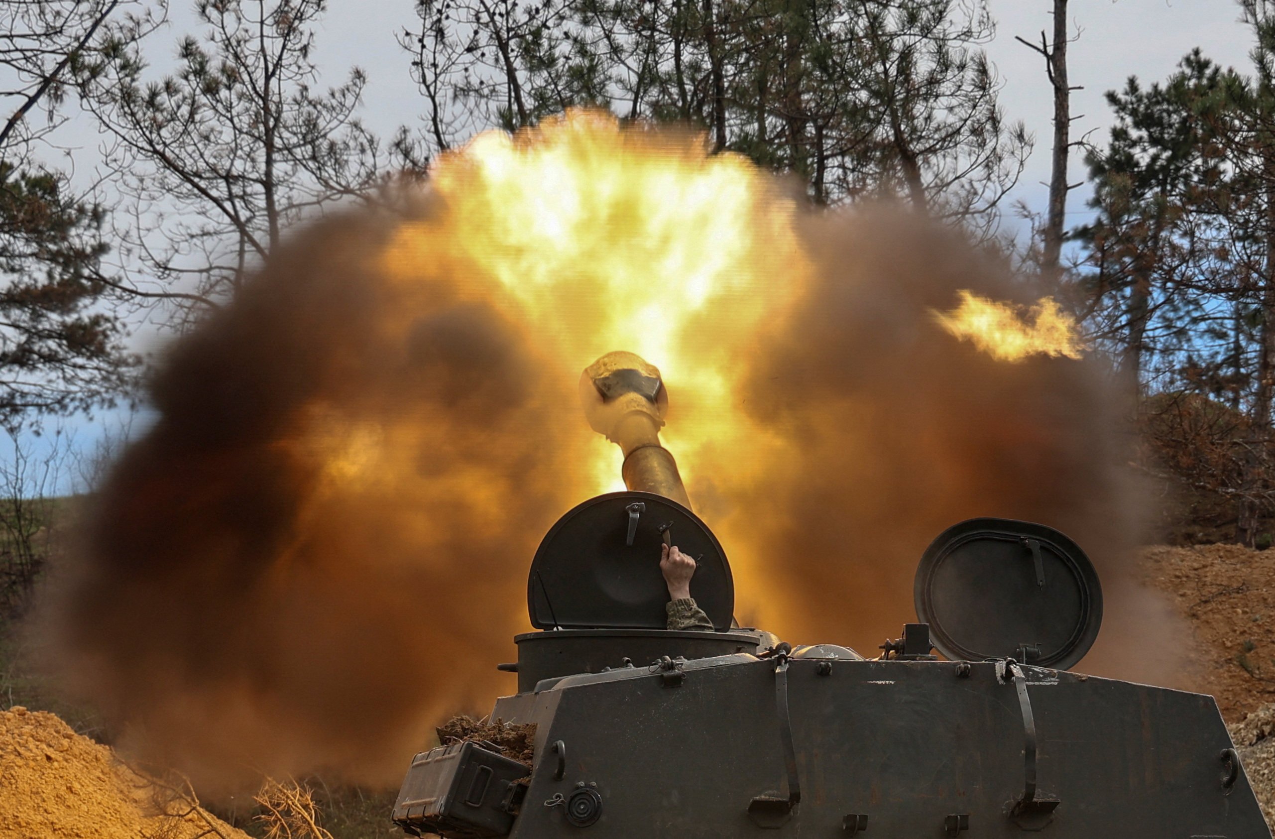 Ukrainian service members fire a self-propelled howitzer toward Russian troops in March. Photo: Reuters