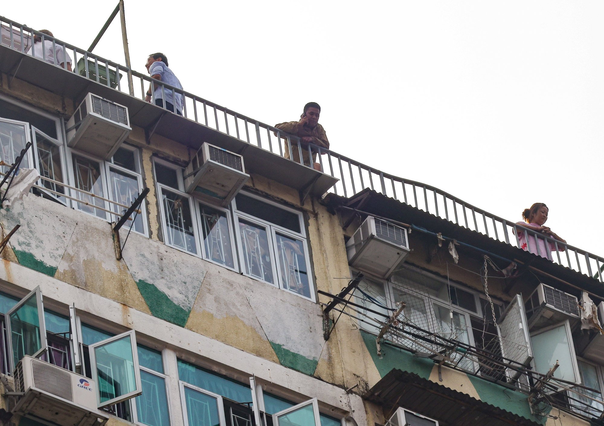 Some building tenants wait for rescue after being forced to evacuate to the roof. Photo: Jelly Tse