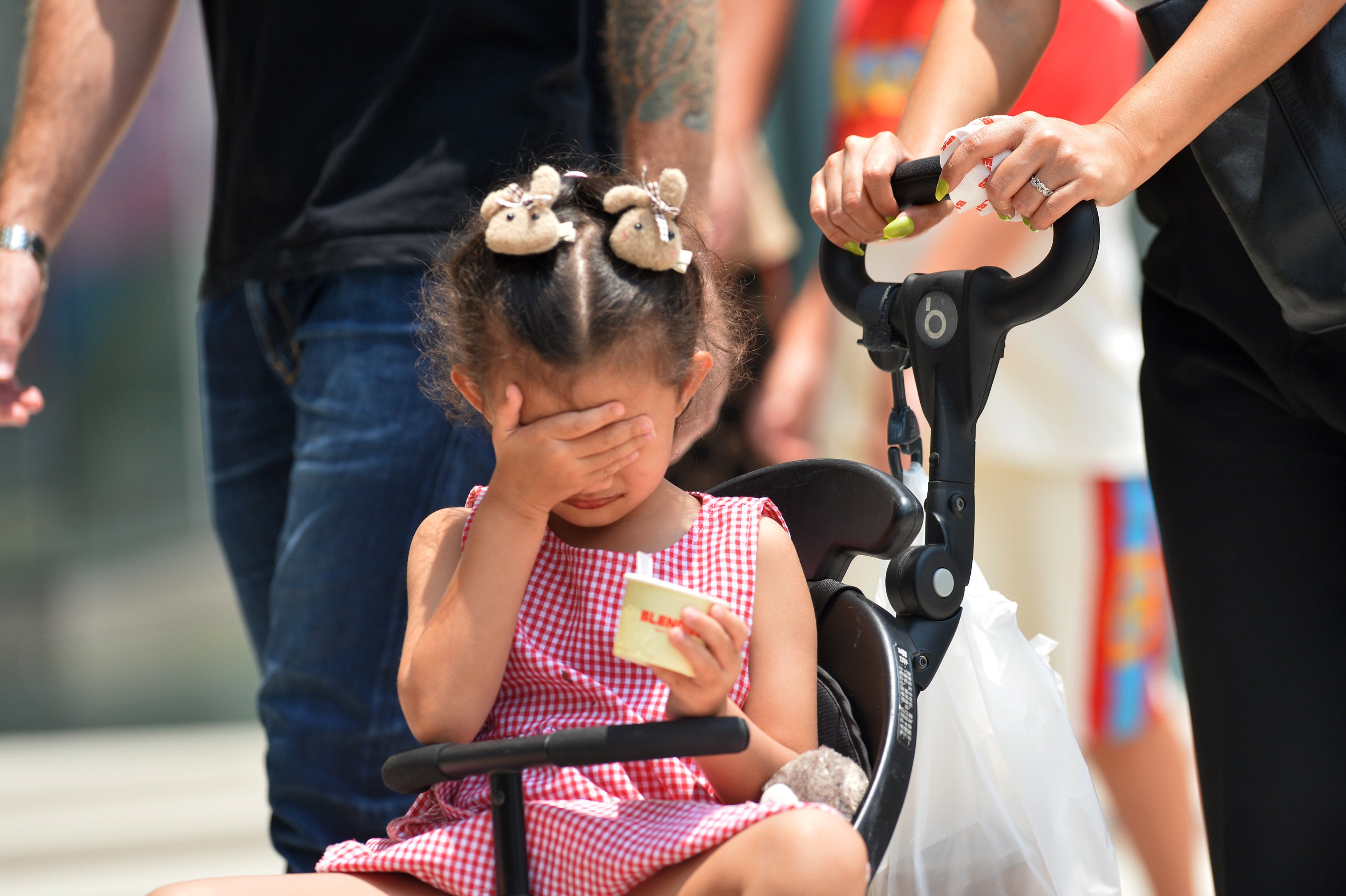 A child shades herself from the sunshine in Bangkok, Thailand, during a heatwave, with temperatures reaching 43 degrees Celsius. Photo: Xinhua