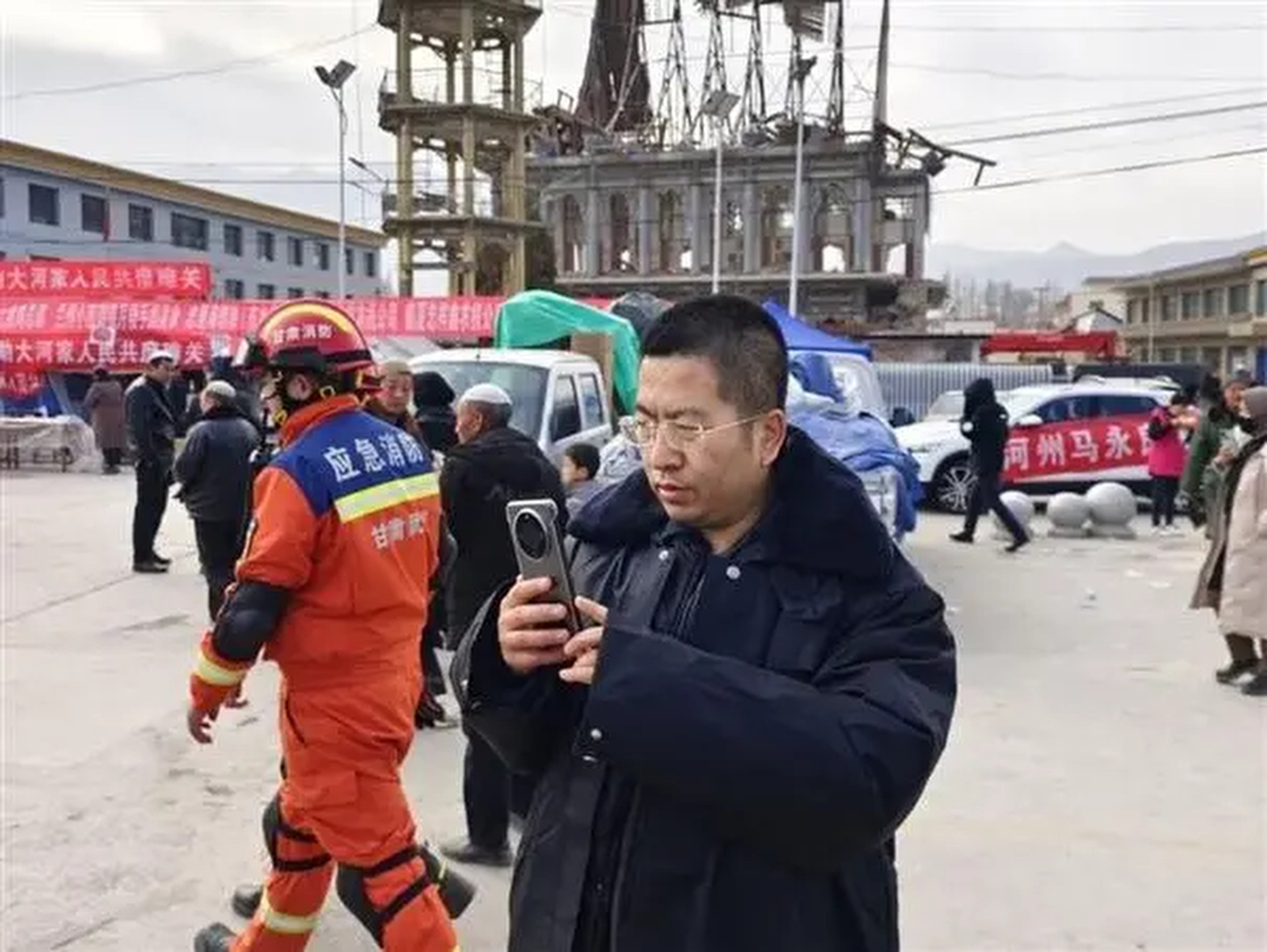 Satellite communication technology has come in leaps and bounds after a devastating 2008 earthquake. Here, a man caught up in another earthquake in Gansu last year uses Huawei’s Mate 60 Pro smartphone to make a satellite call. Photo: Handout